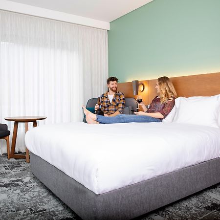 Holiday Inn Express & Suites Queenstown By Ihg Exterior photo