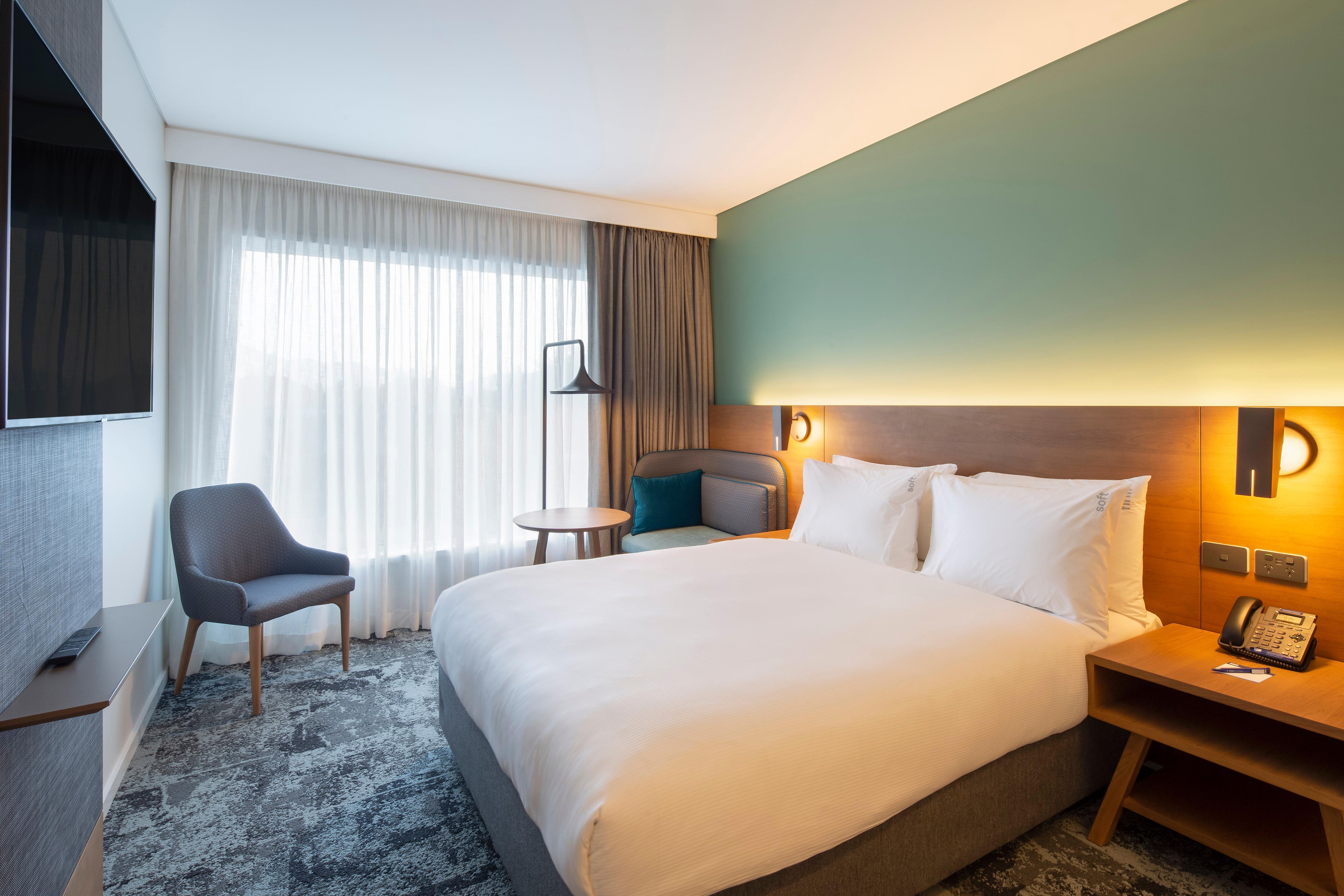Holiday Inn Express & Suites Queenstown By Ihg Exterior photo
