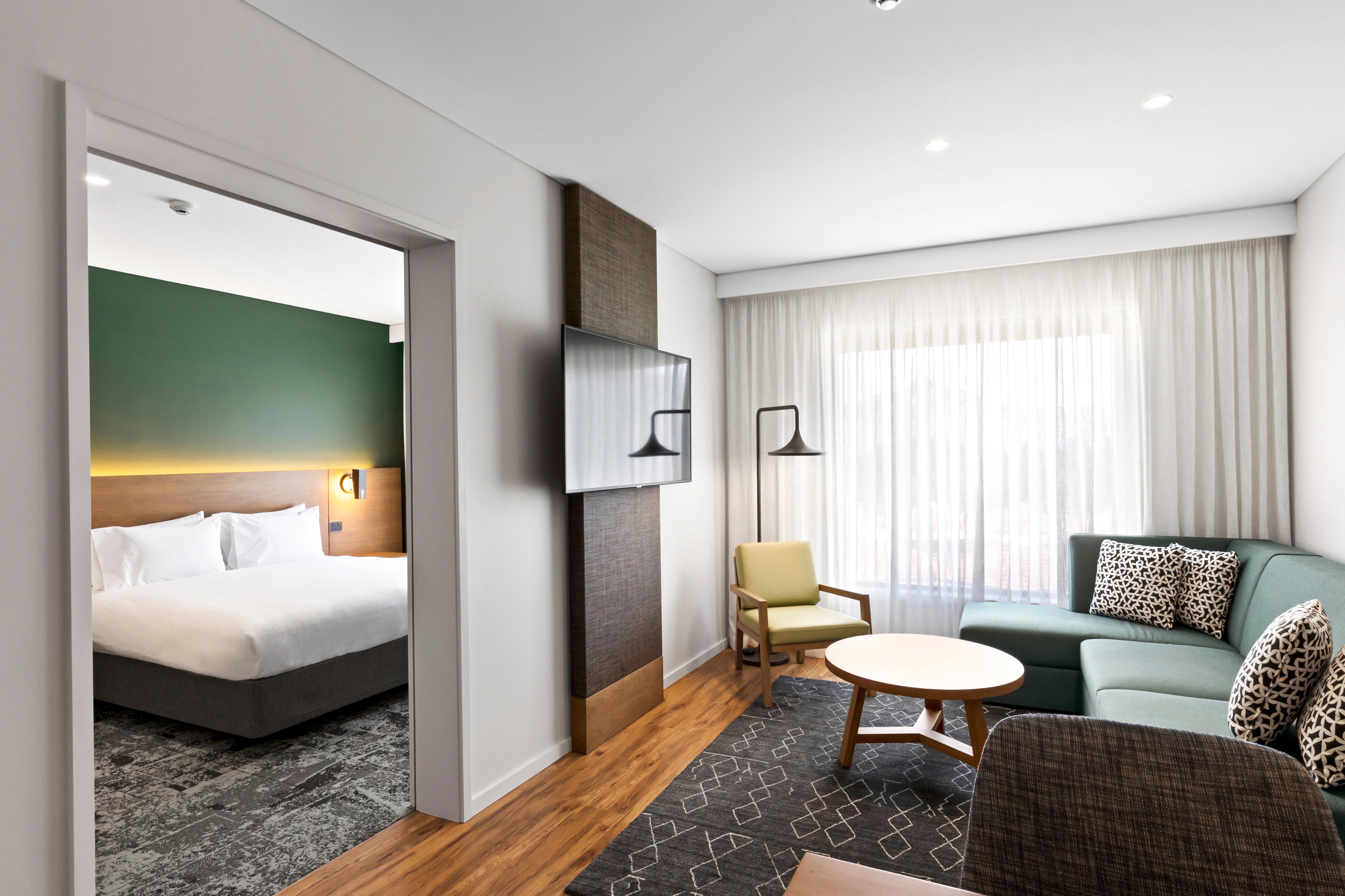 Holiday Inn Express & Suites Queenstown By Ihg Exterior photo