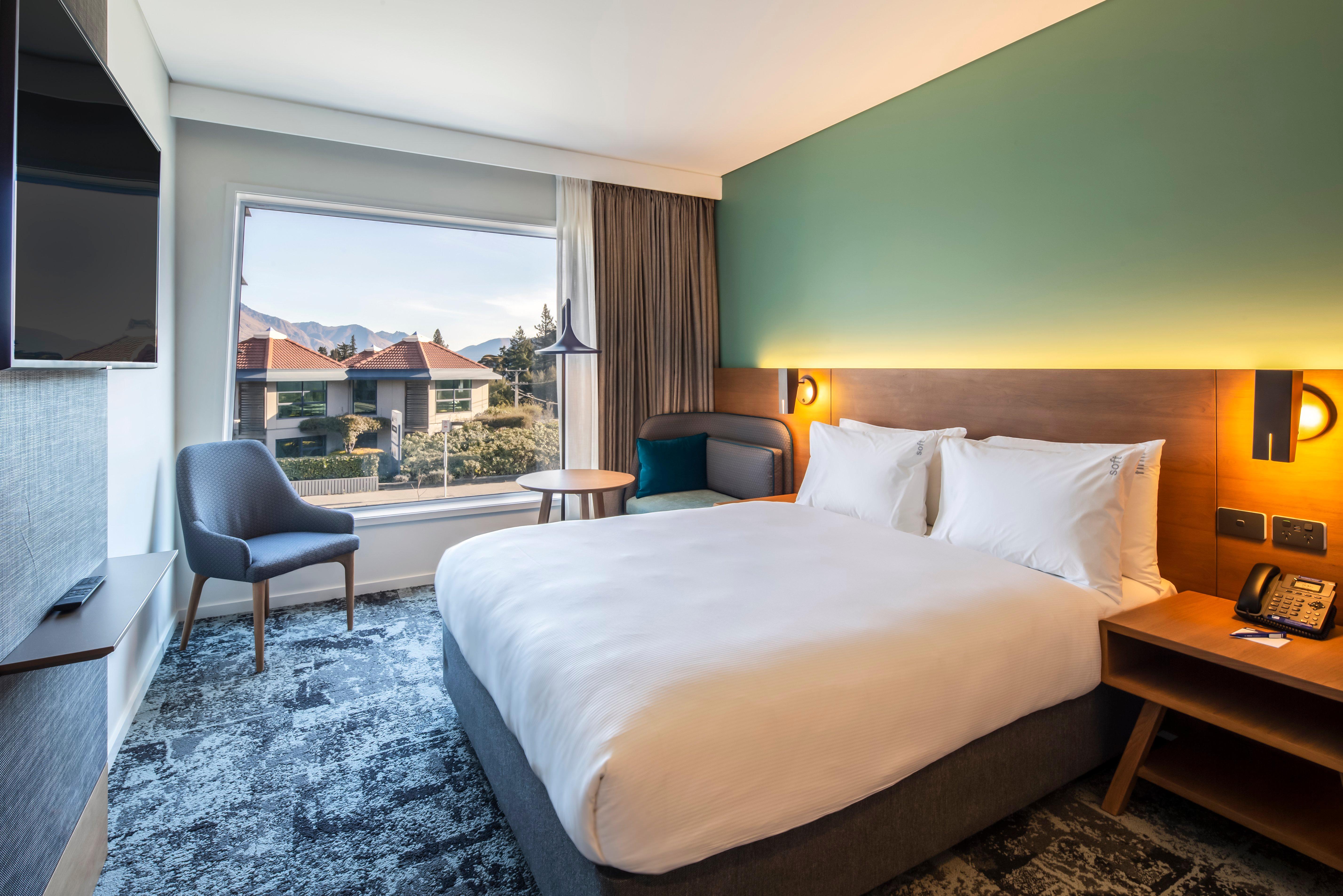 Holiday Inn Express & Suites Queenstown By Ihg Exterior photo