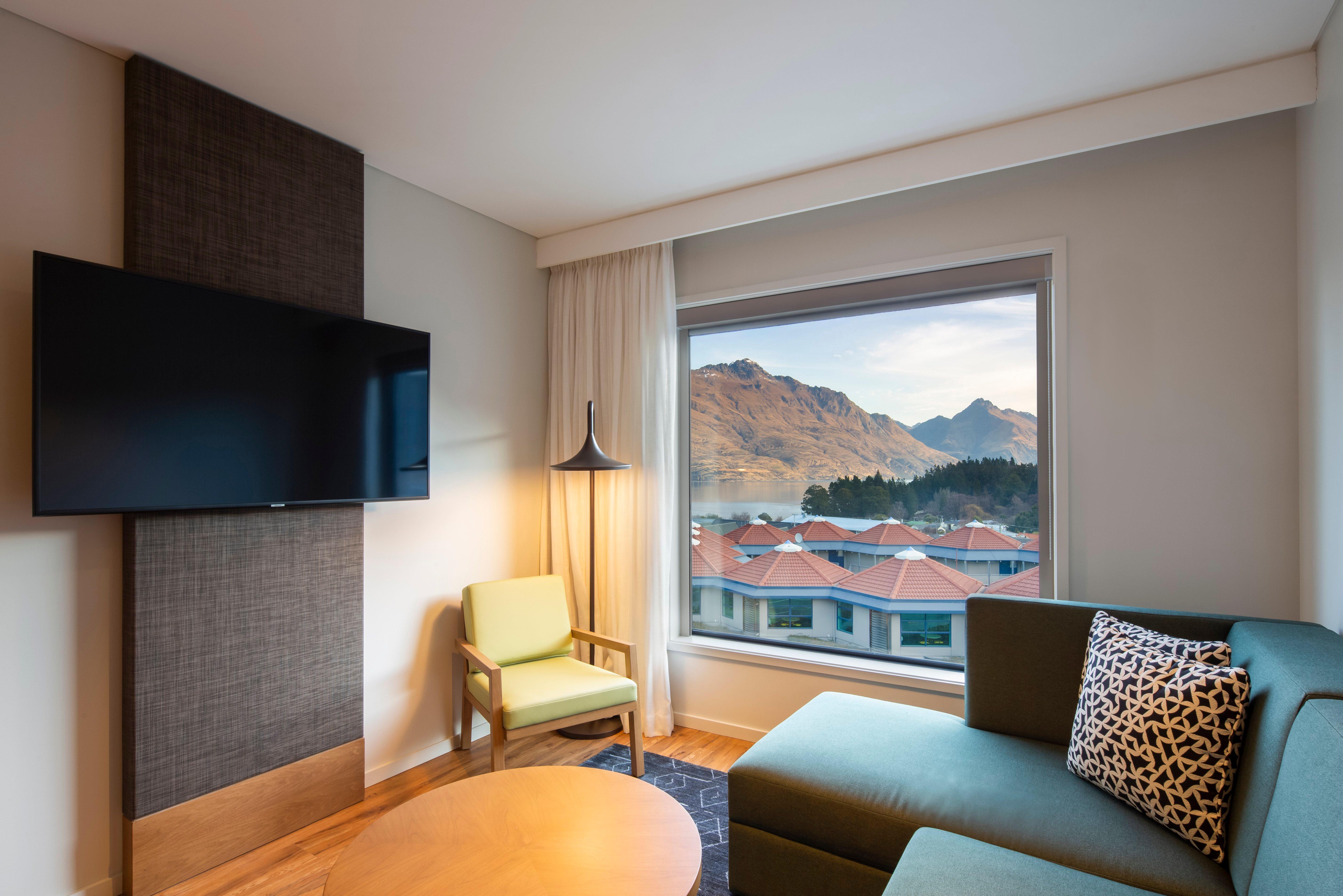 Holiday Inn Express & Suites Queenstown By Ihg Exterior photo