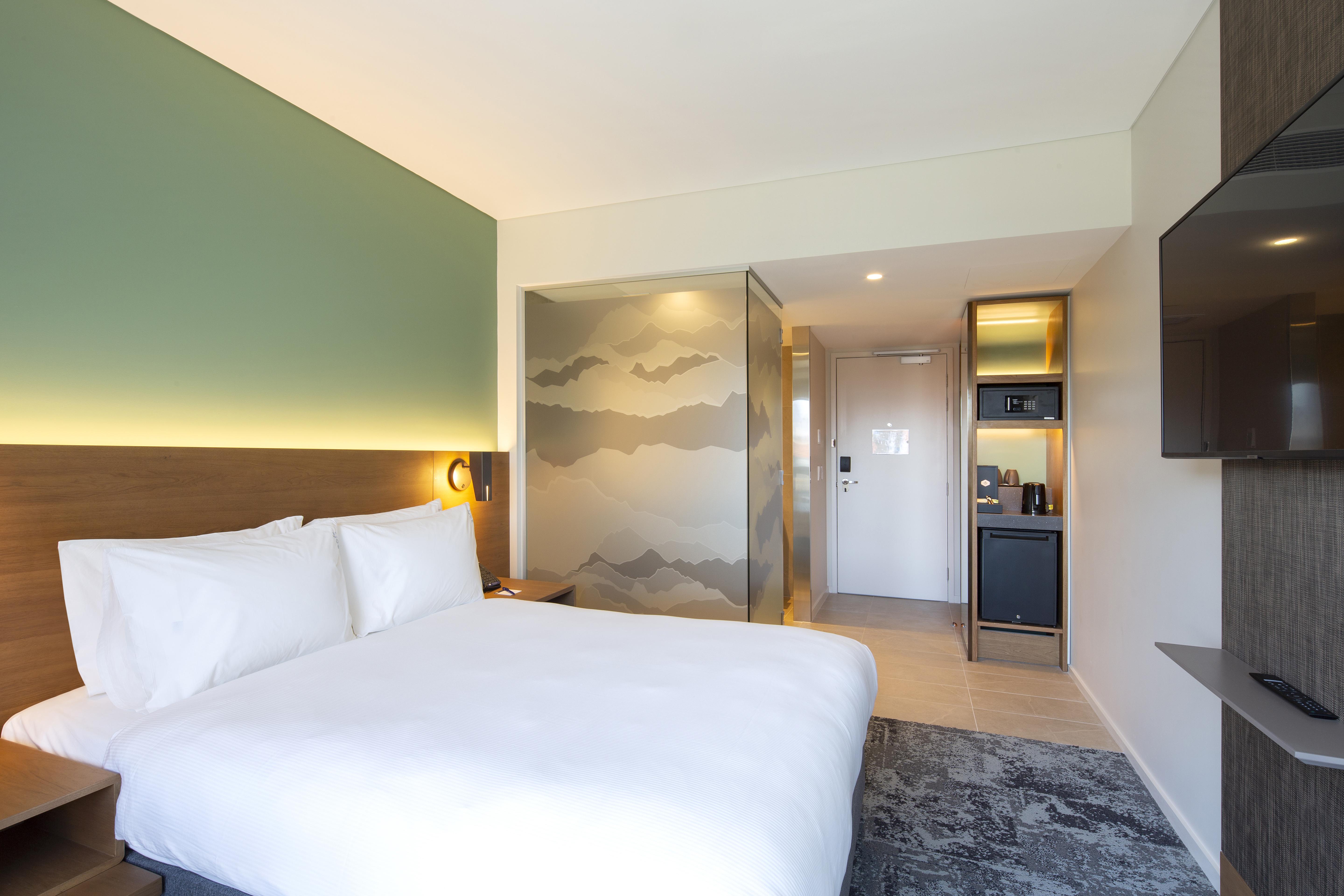 Holiday Inn Express & Suites Queenstown By Ihg Exterior photo