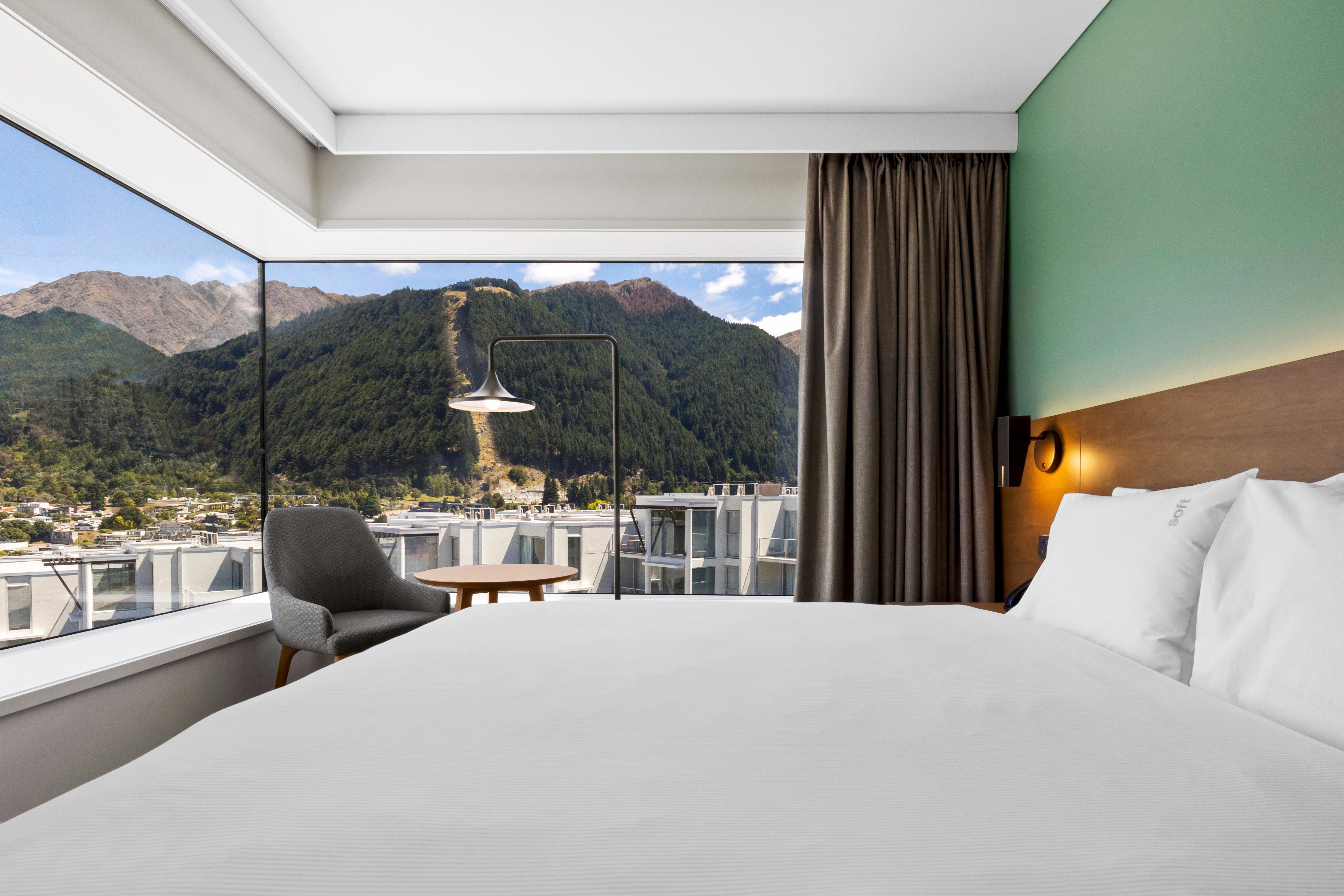 Holiday Inn Express & Suites Queenstown By Ihg Exterior photo
