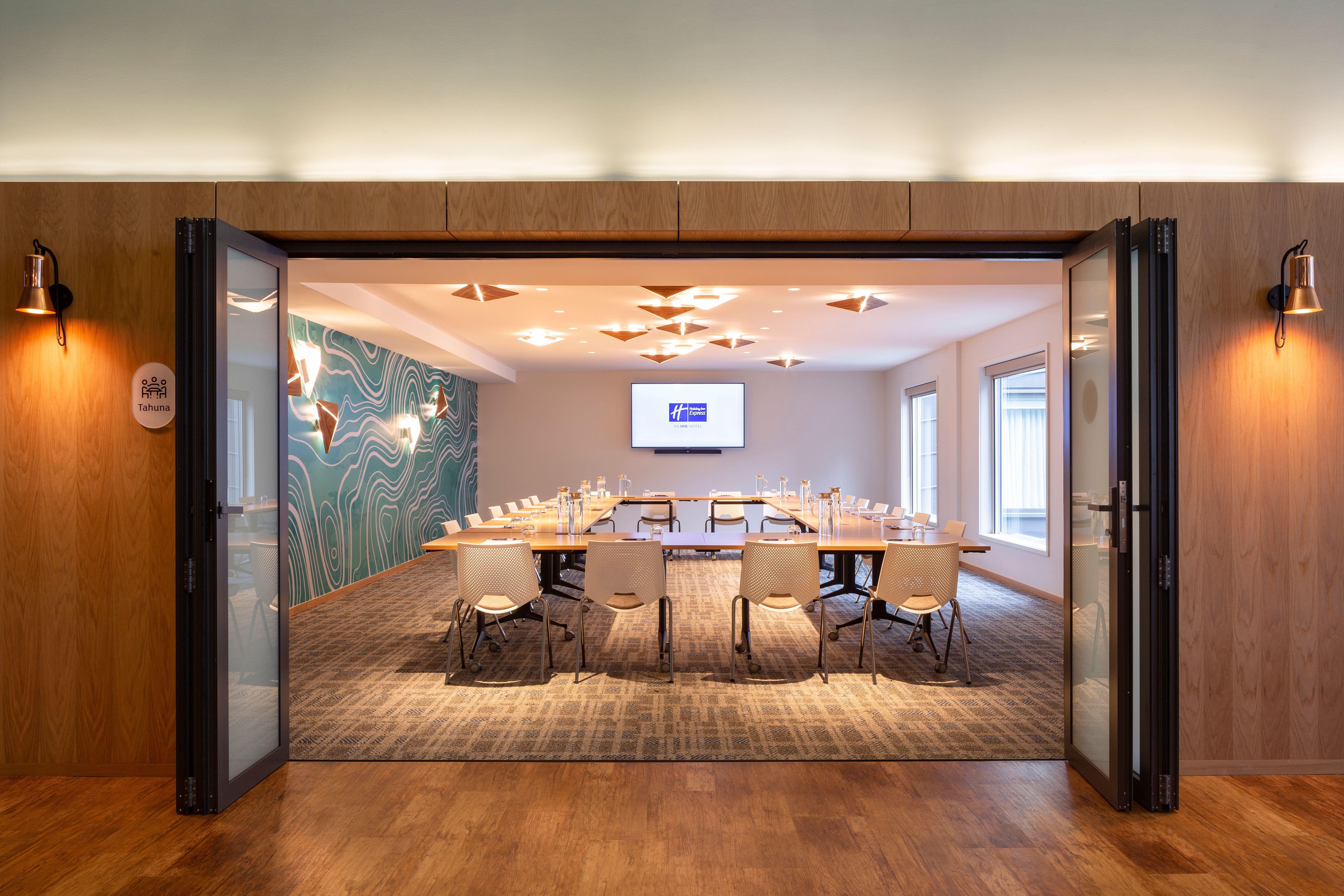 Holiday Inn Express & Suites Queenstown By Ihg Exterior photo