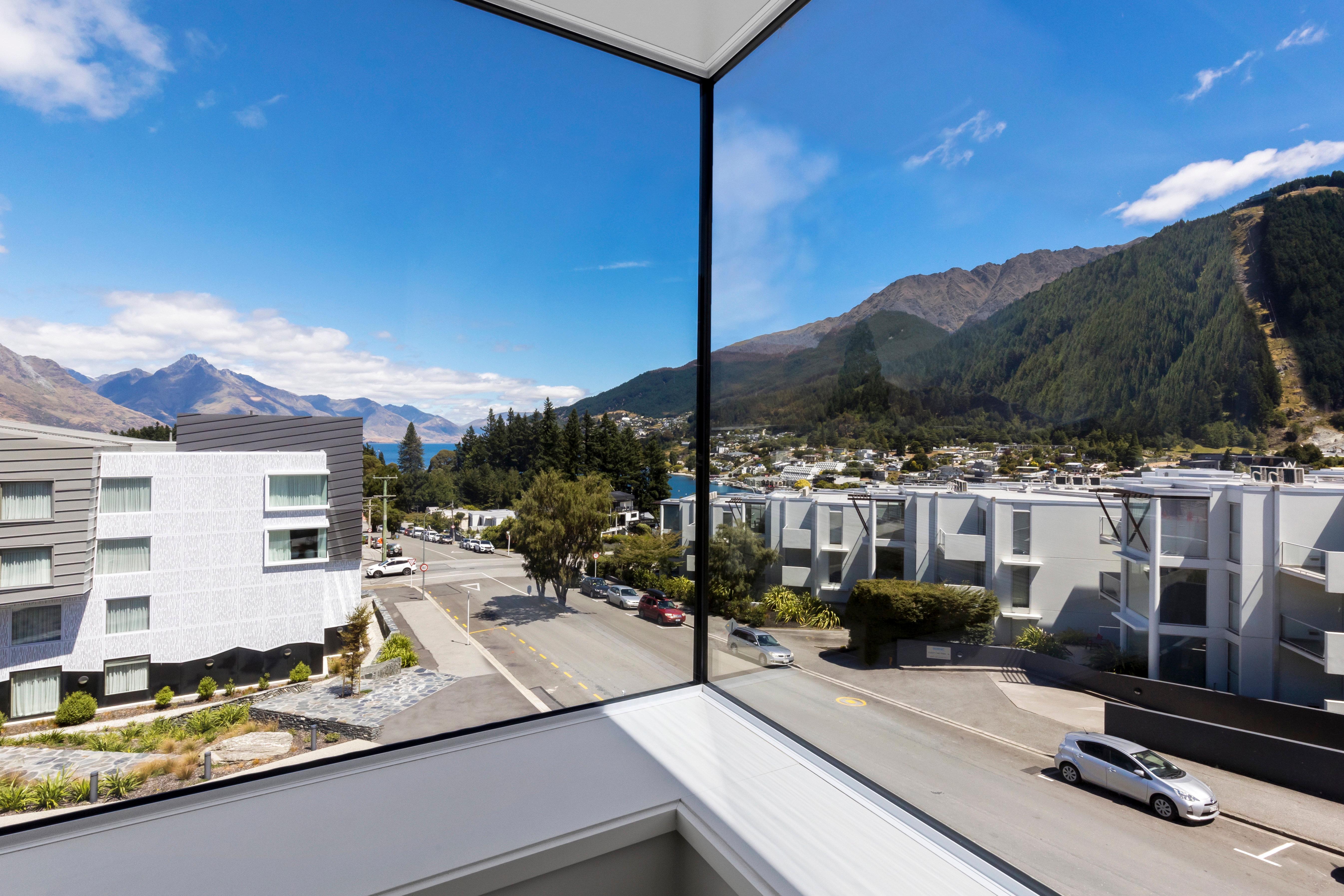 Holiday Inn Express & Suites Queenstown By Ihg Exterior photo