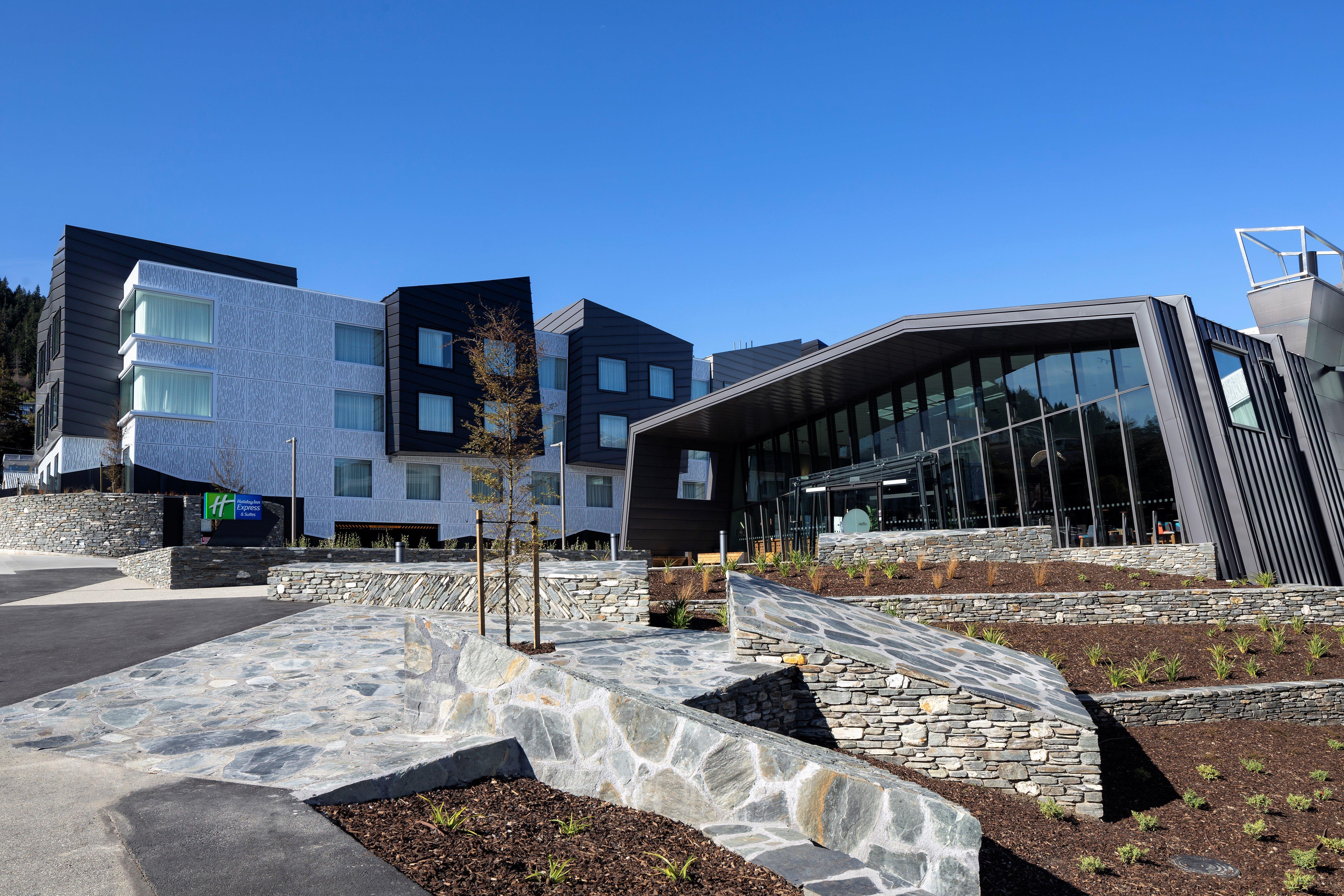 Holiday Inn Express & Suites Queenstown By Ihg Exterior photo