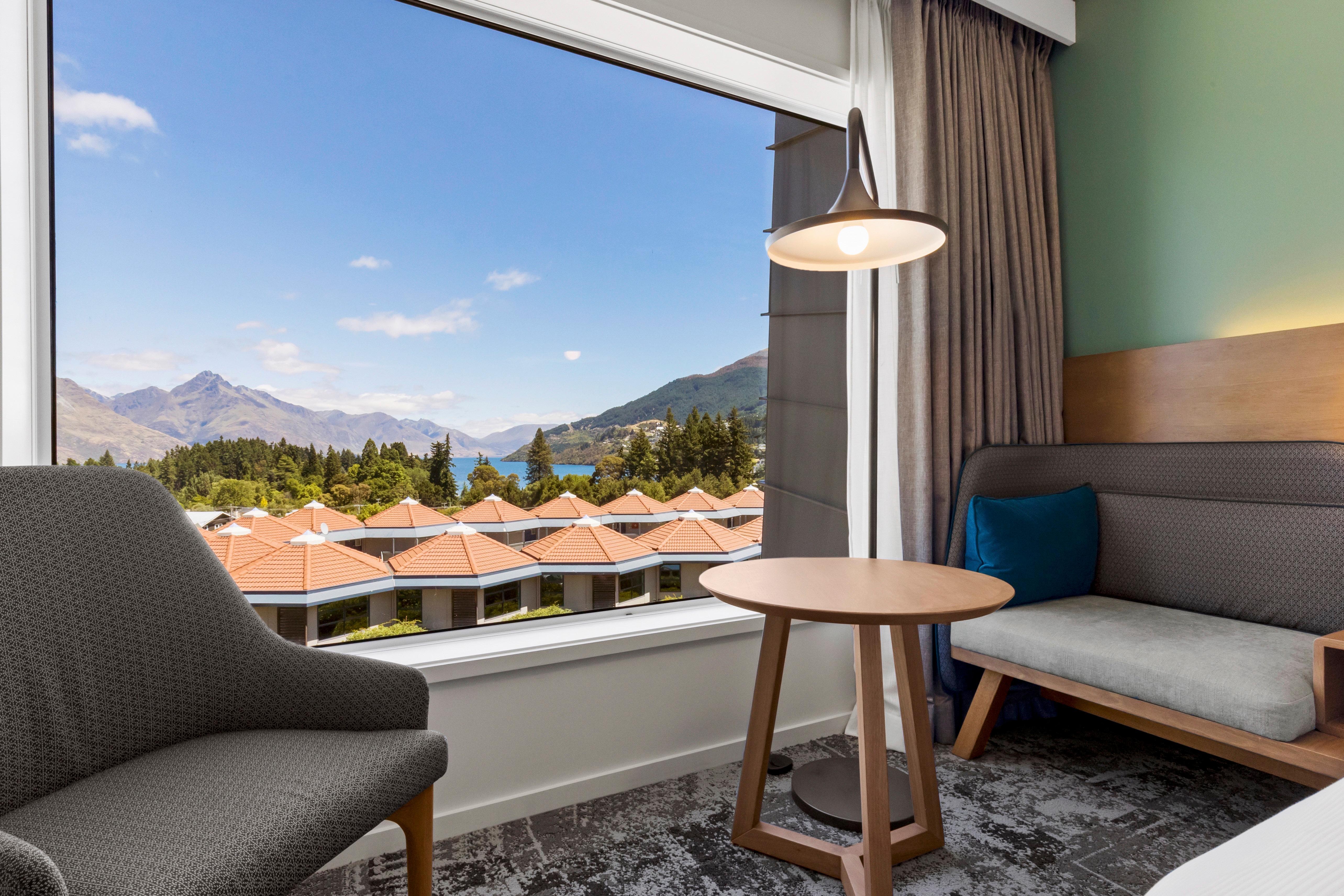 Holiday Inn Express & Suites Queenstown By Ihg Exterior photo