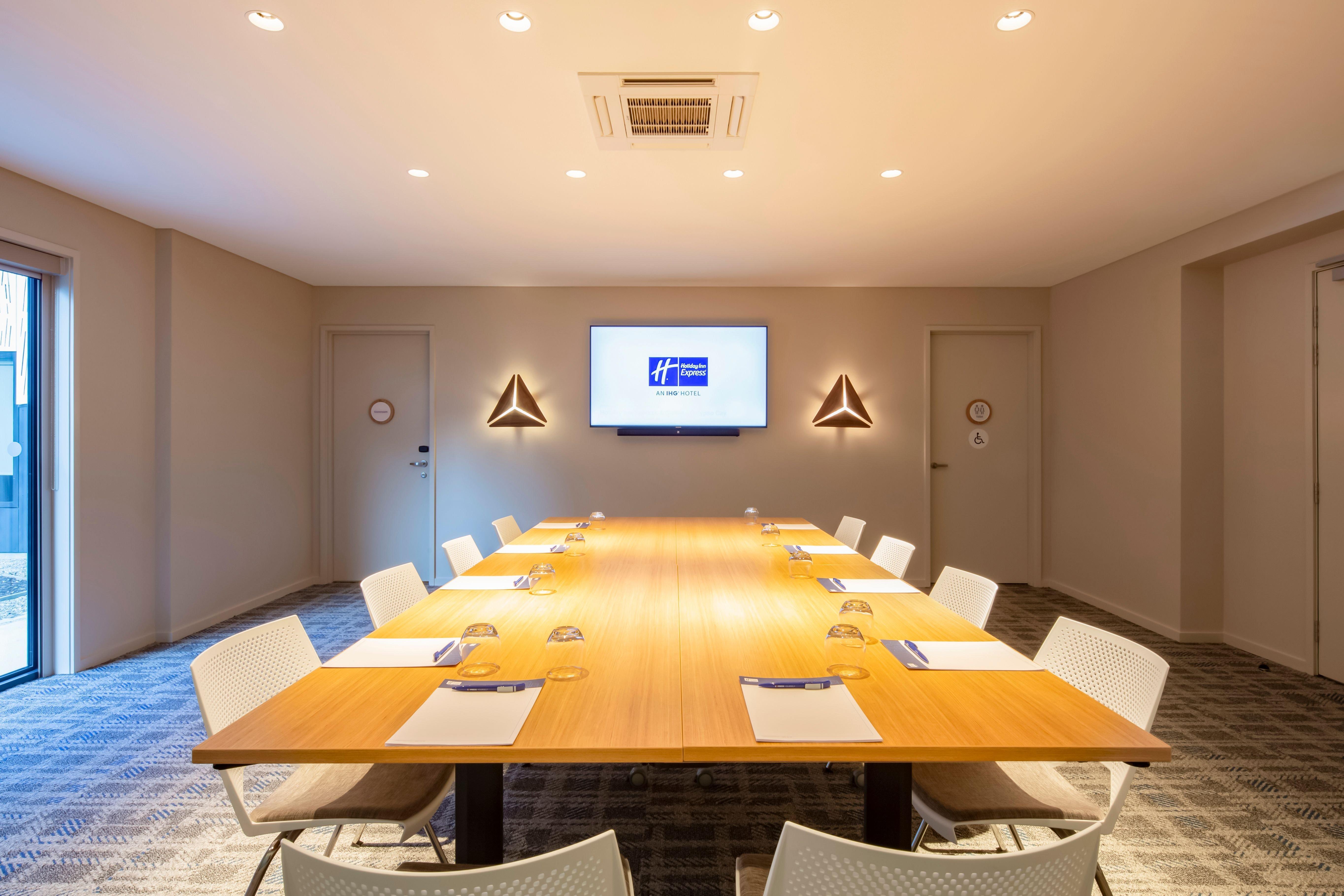 Holiday Inn Express & Suites Queenstown By Ihg Exterior photo
