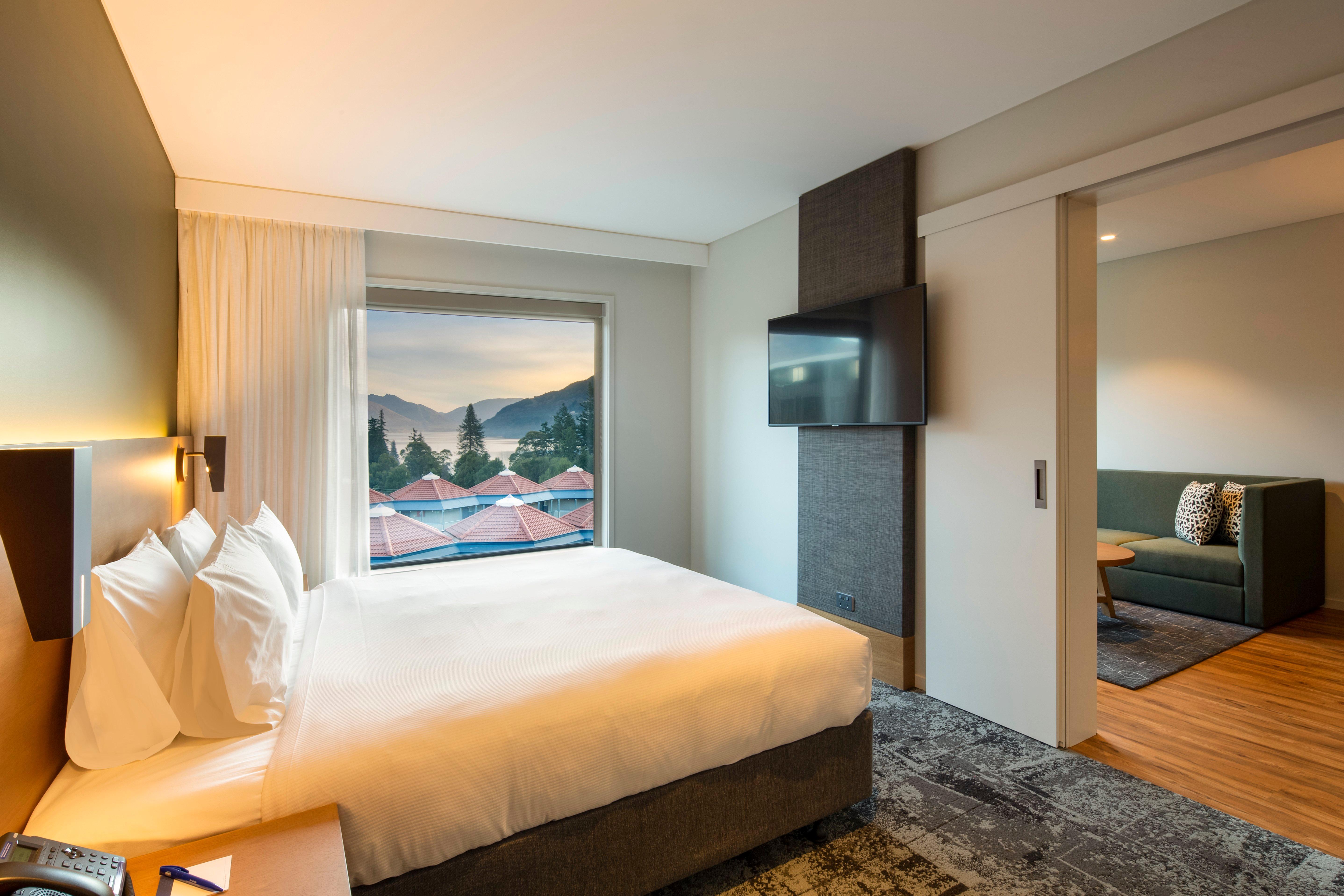 Holiday Inn Express & Suites Queenstown By Ihg Exterior photo
