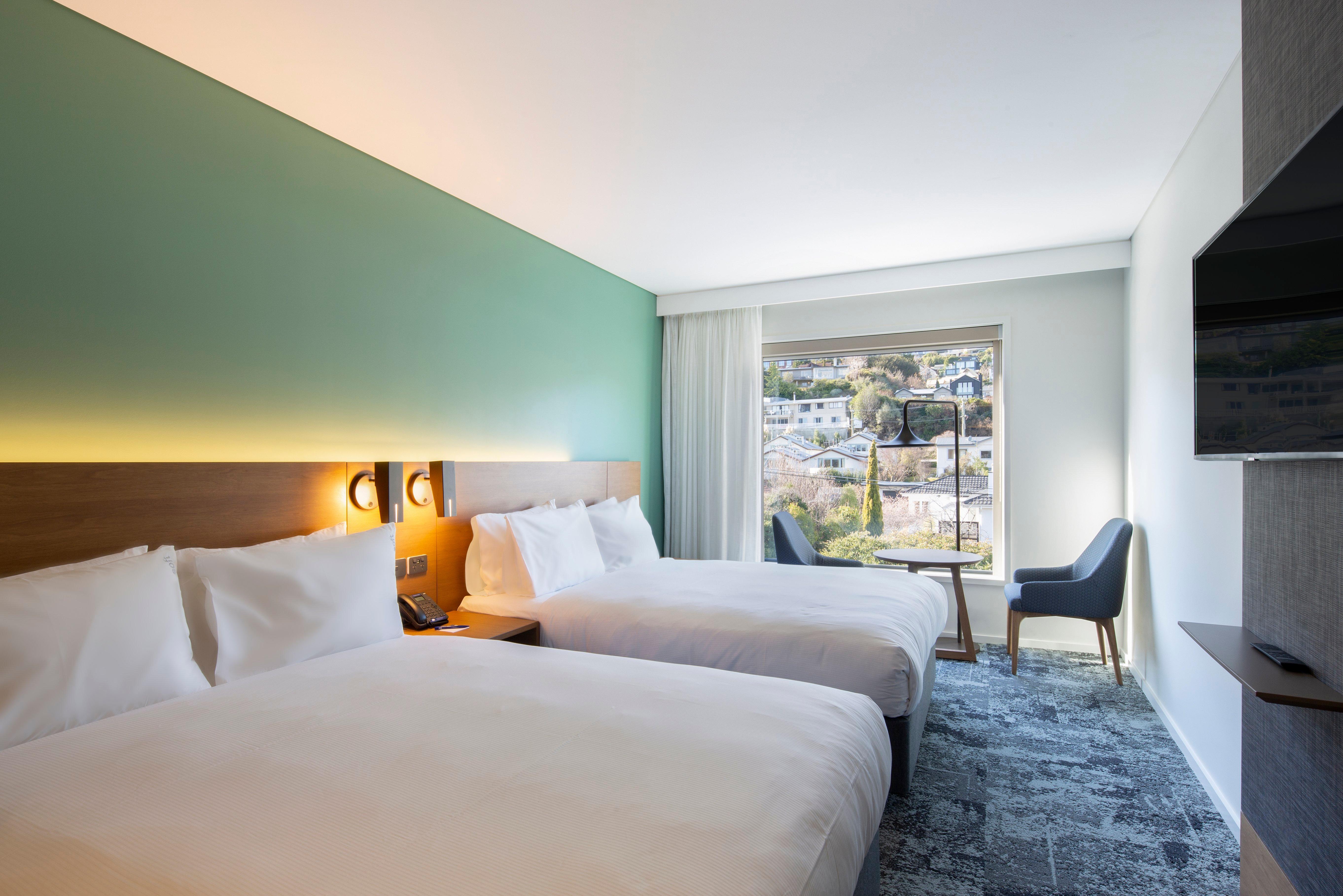 Holiday Inn Express & Suites Queenstown By Ihg Exterior photo