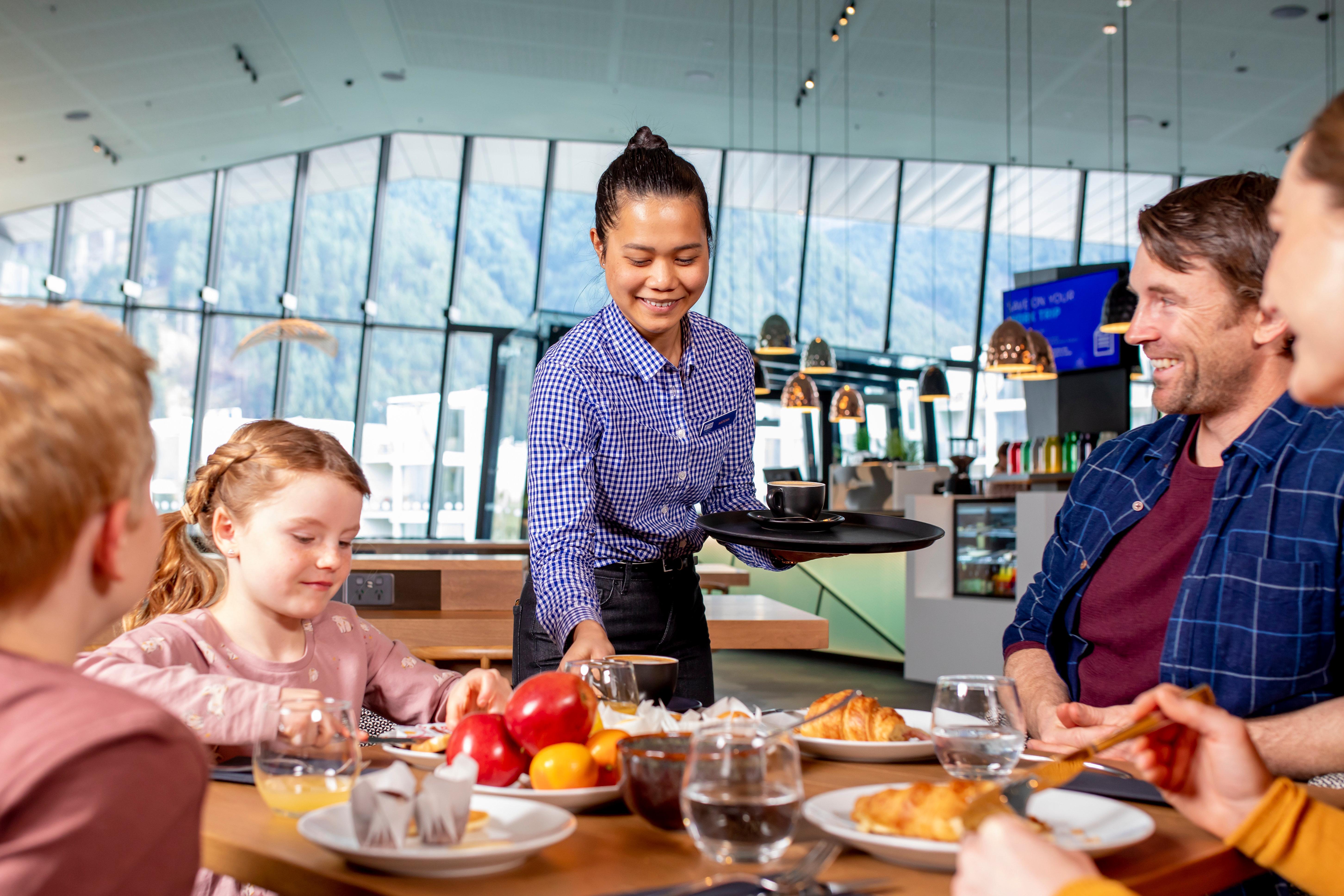Holiday Inn Express & Suites Queenstown By Ihg Exterior photo