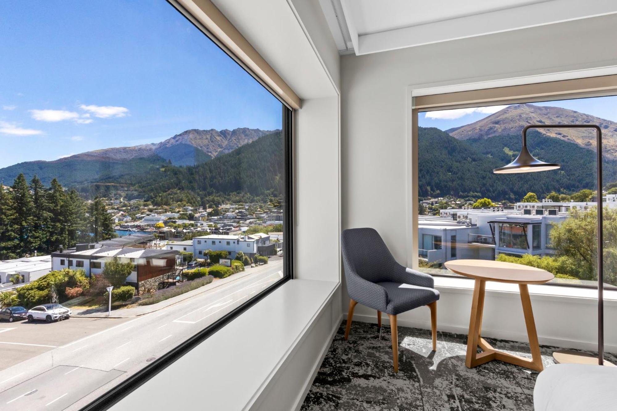 Holiday Inn Express & Suites Queenstown By Ihg Exterior photo