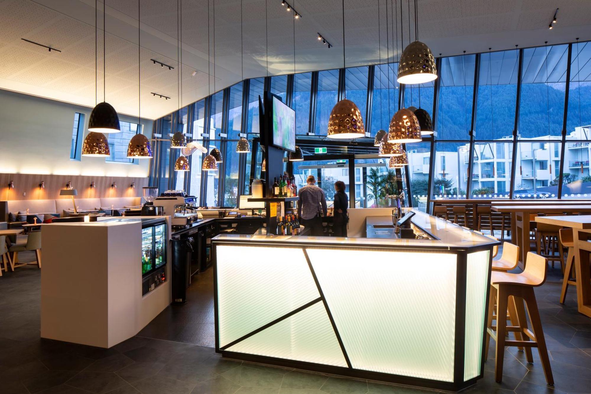 Holiday Inn Express & Suites Queenstown By Ihg Exterior photo