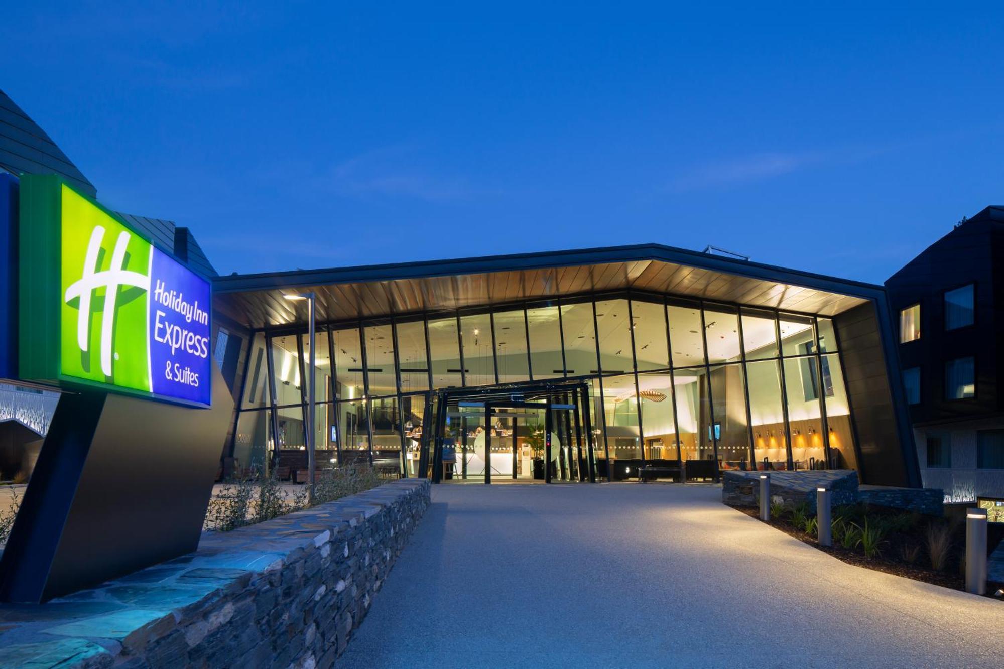 Holiday Inn Express & Suites Queenstown By Ihg Exterior photo