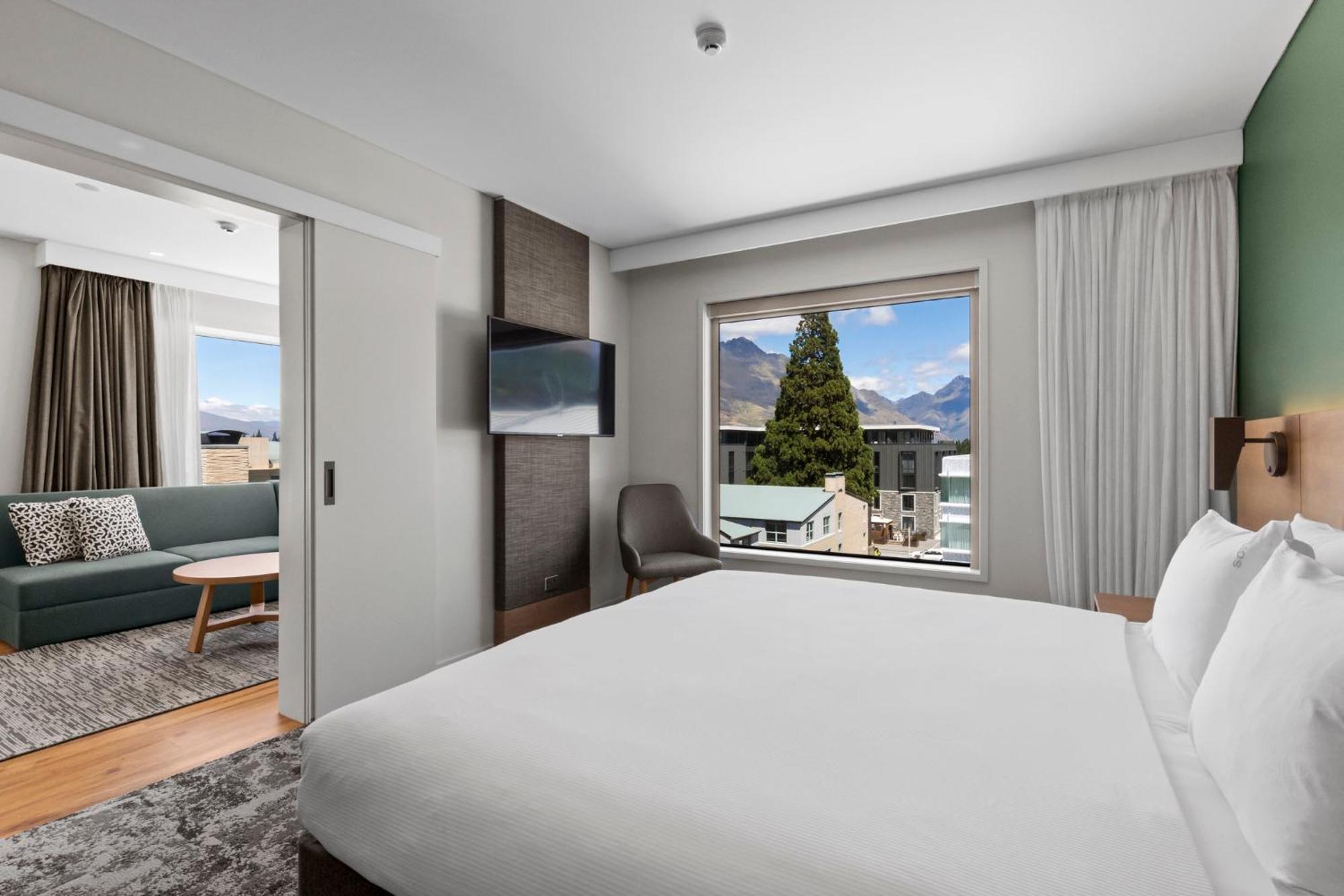 Holiday Inn Express & Suites Queenstown By Ihg Exterior photo