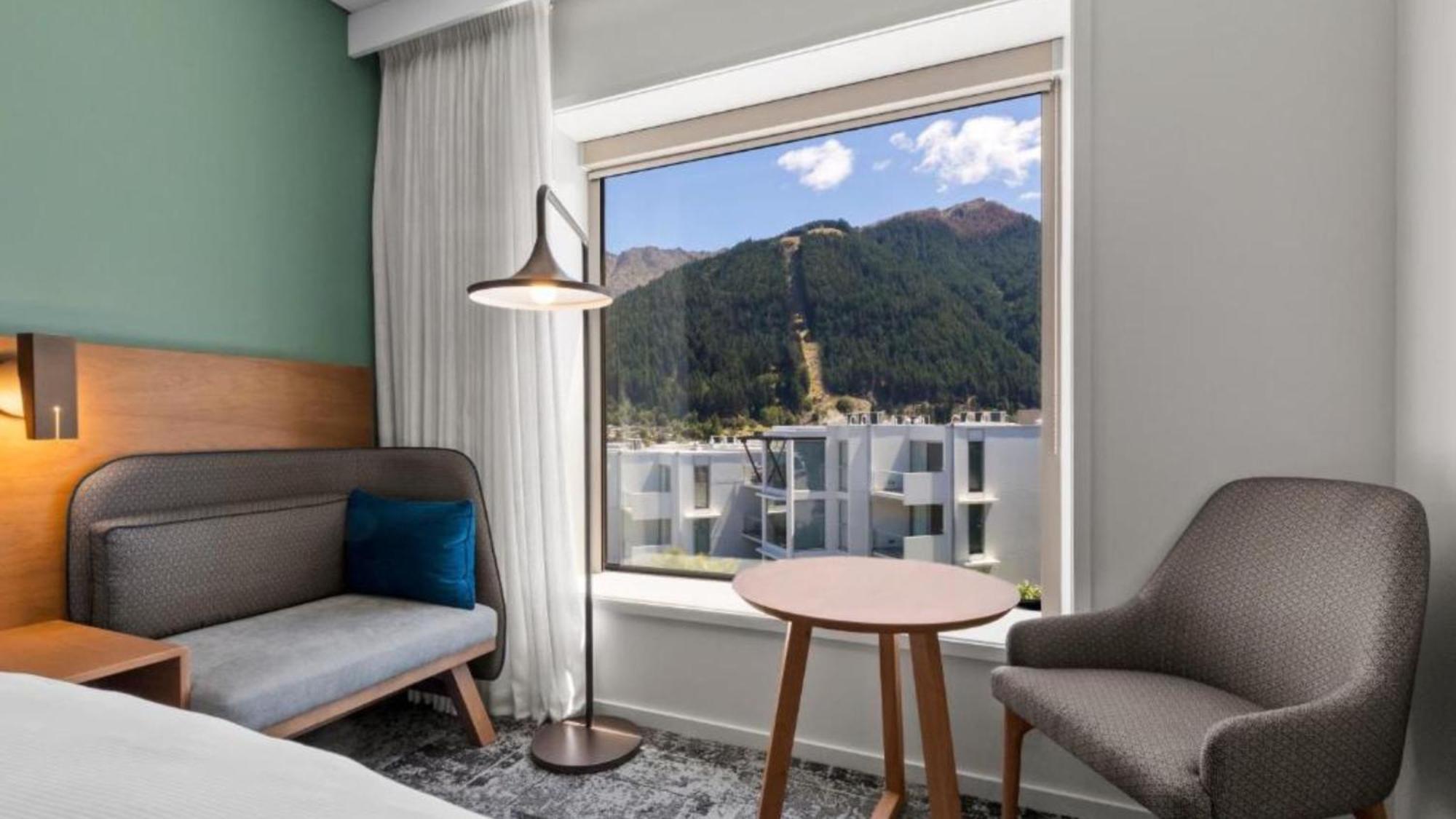 Holiday Inn Express & Suites Queenstown By Ihg Exterior photo