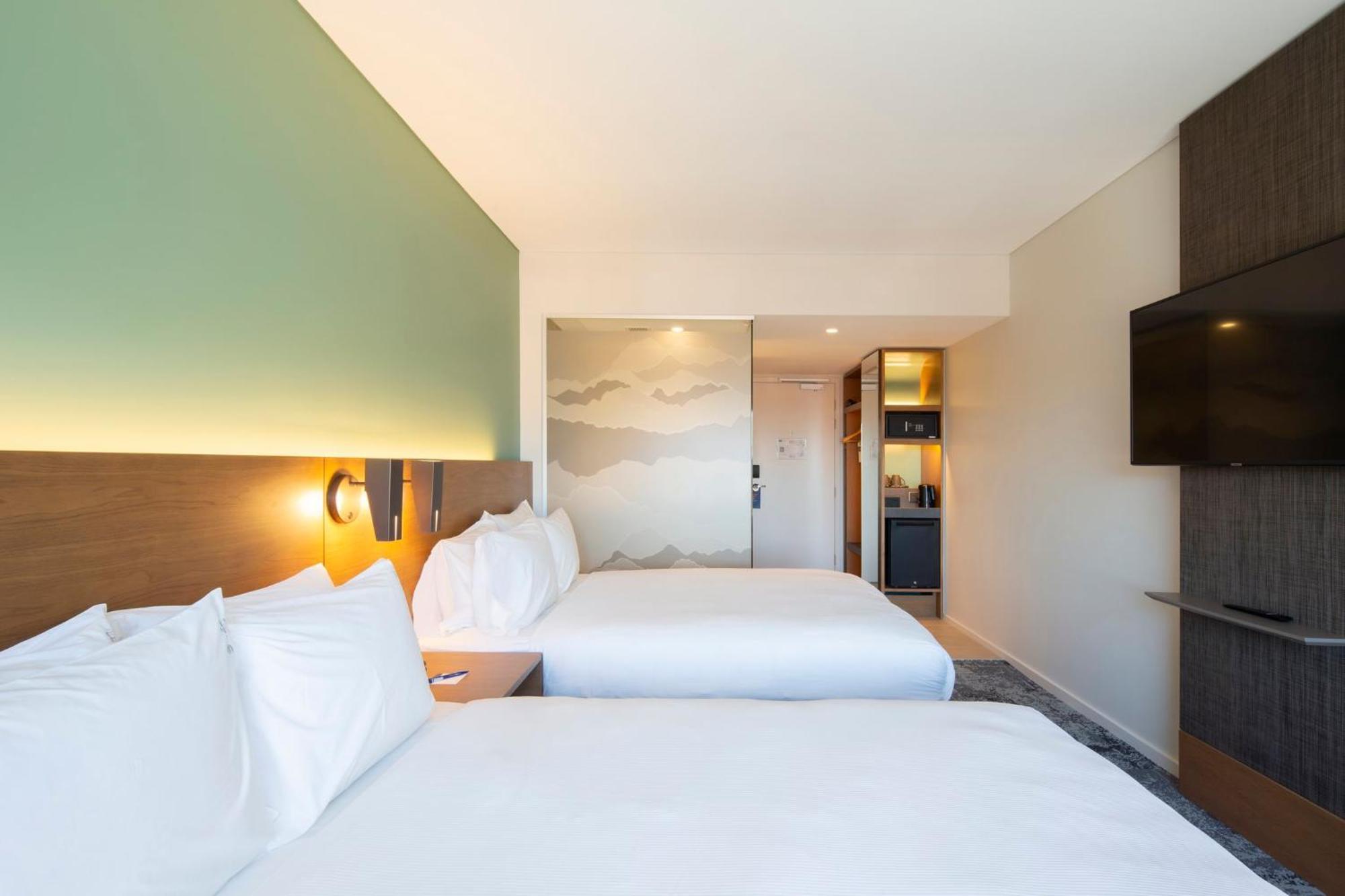 Holiday Inn Express & Suites Queenstown By Ihg Exterior photo