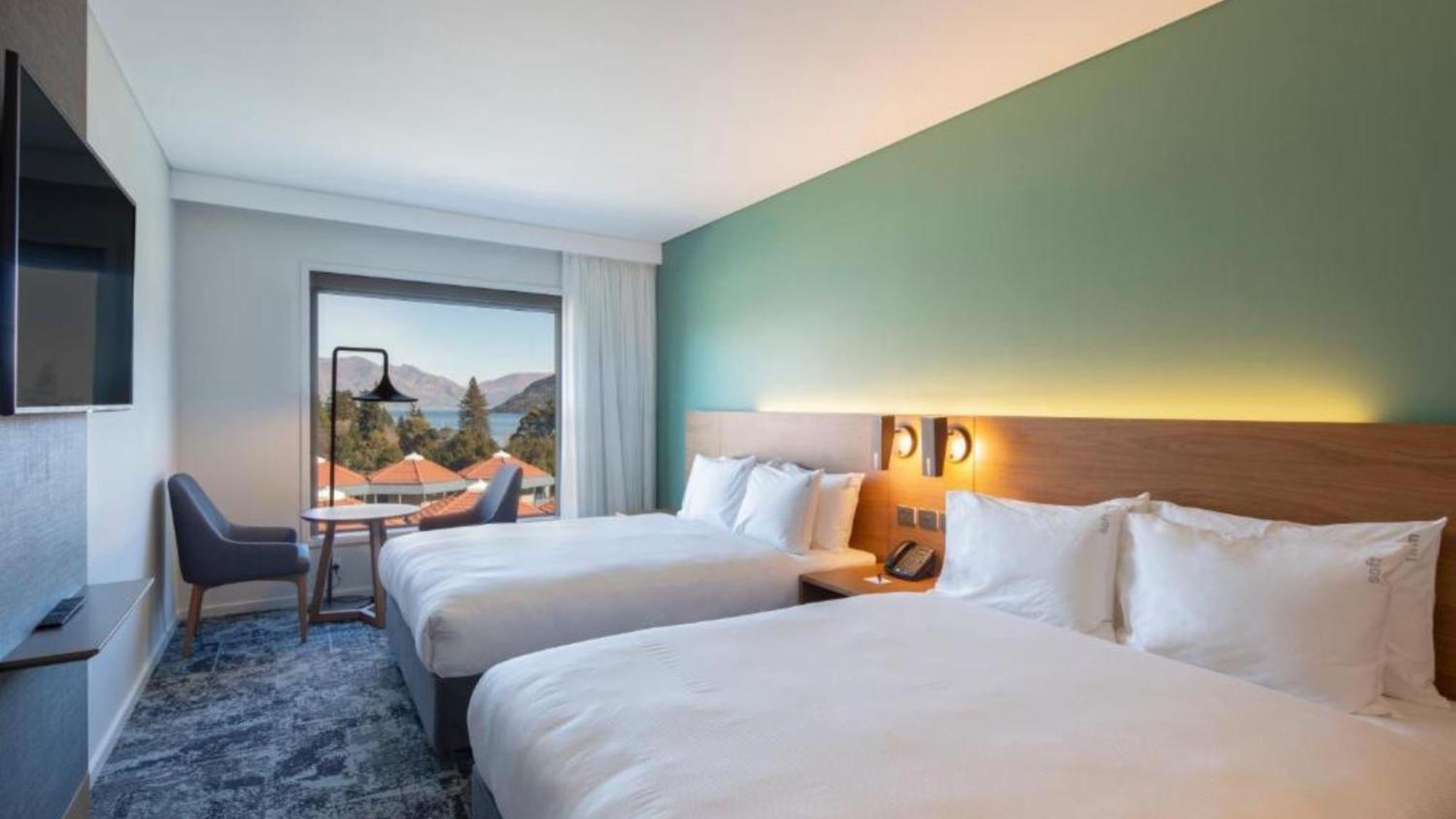 Holiday Inn Express & Suites Queenstown By Ihg Exterior photo