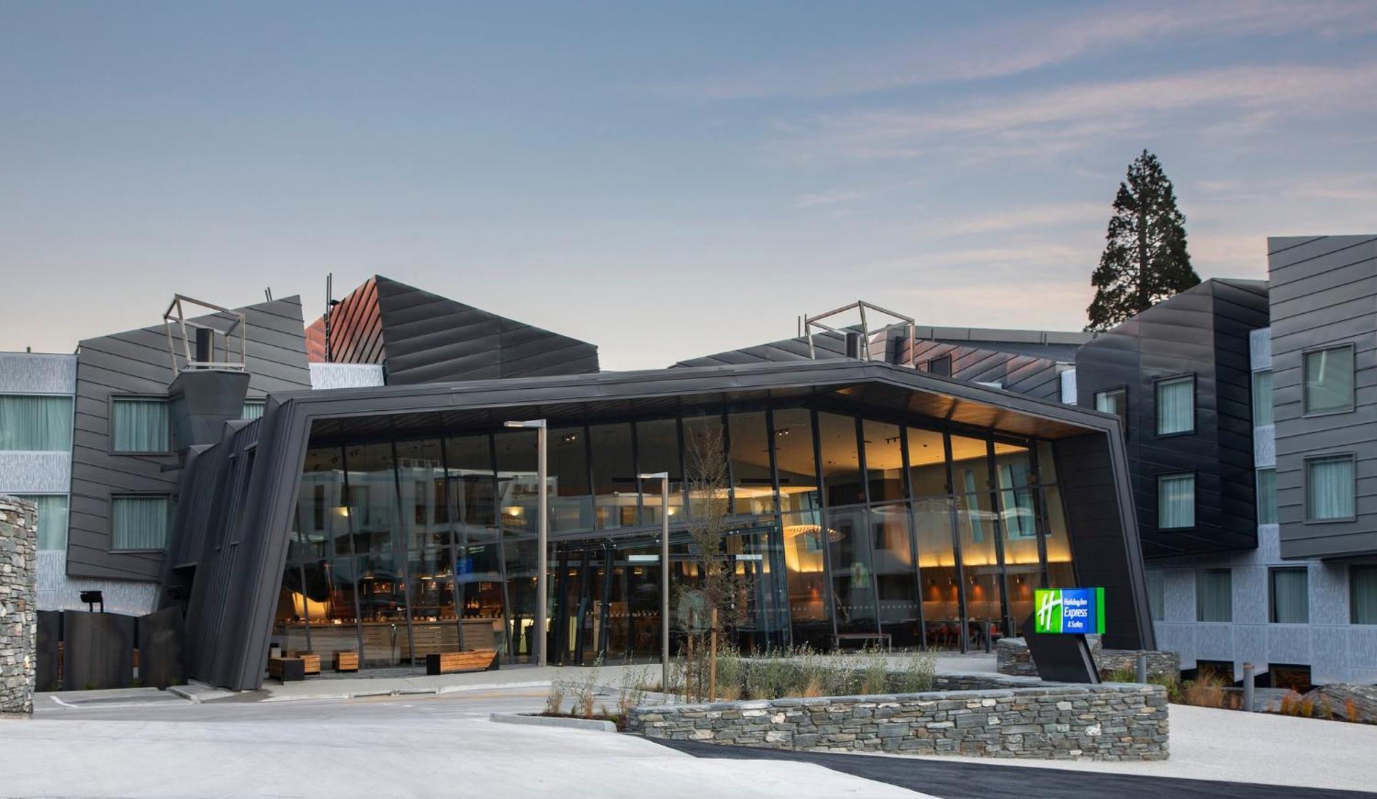Holiday Inn Express & Suites Queenstown By Ihg Exterior photo