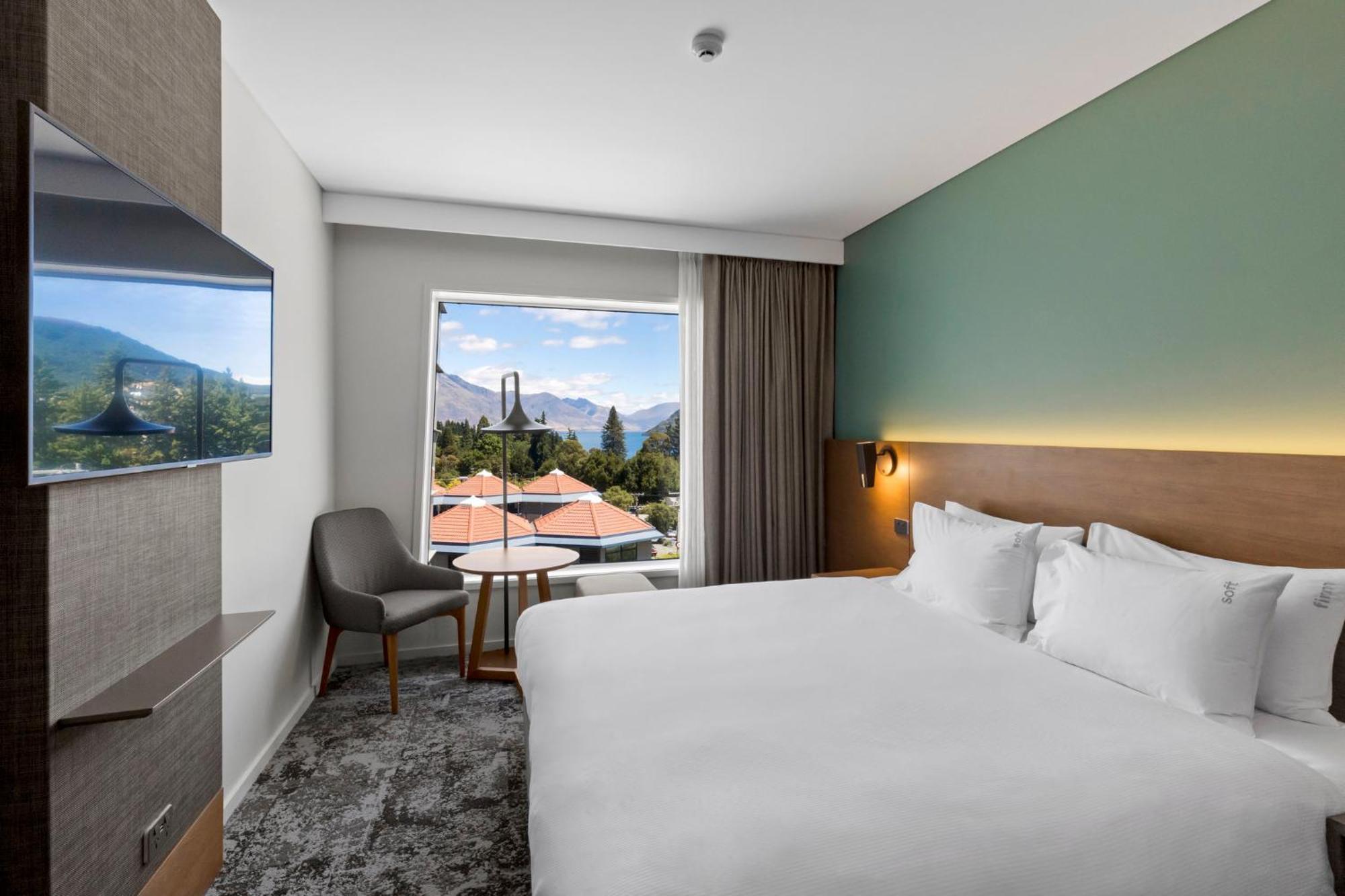 Holiday Inn Express & Suites Queenstown By Ihg Exterior photo