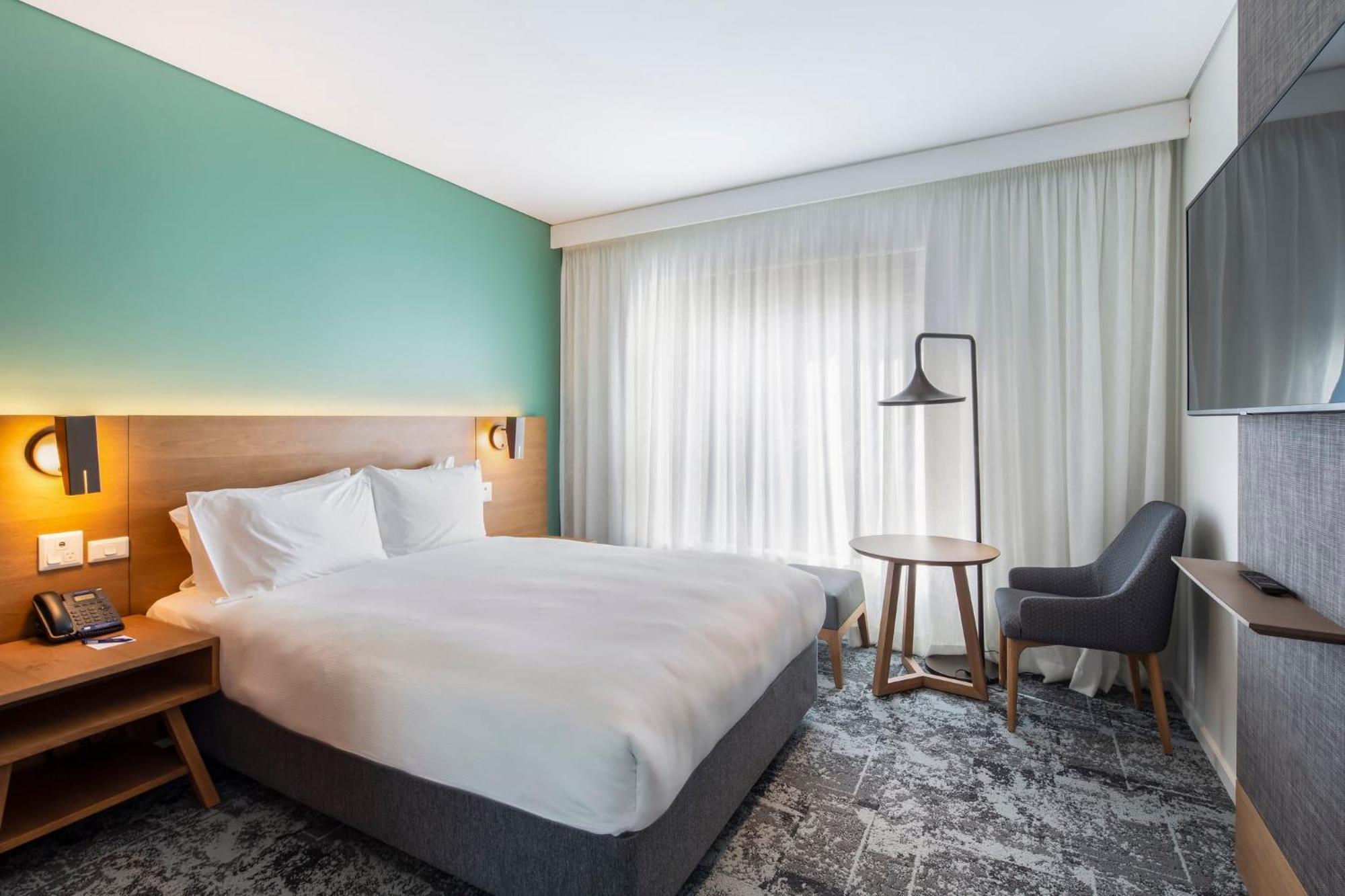 Holiday Inn Express & Suites Queenstown By Ihg Exterior photo