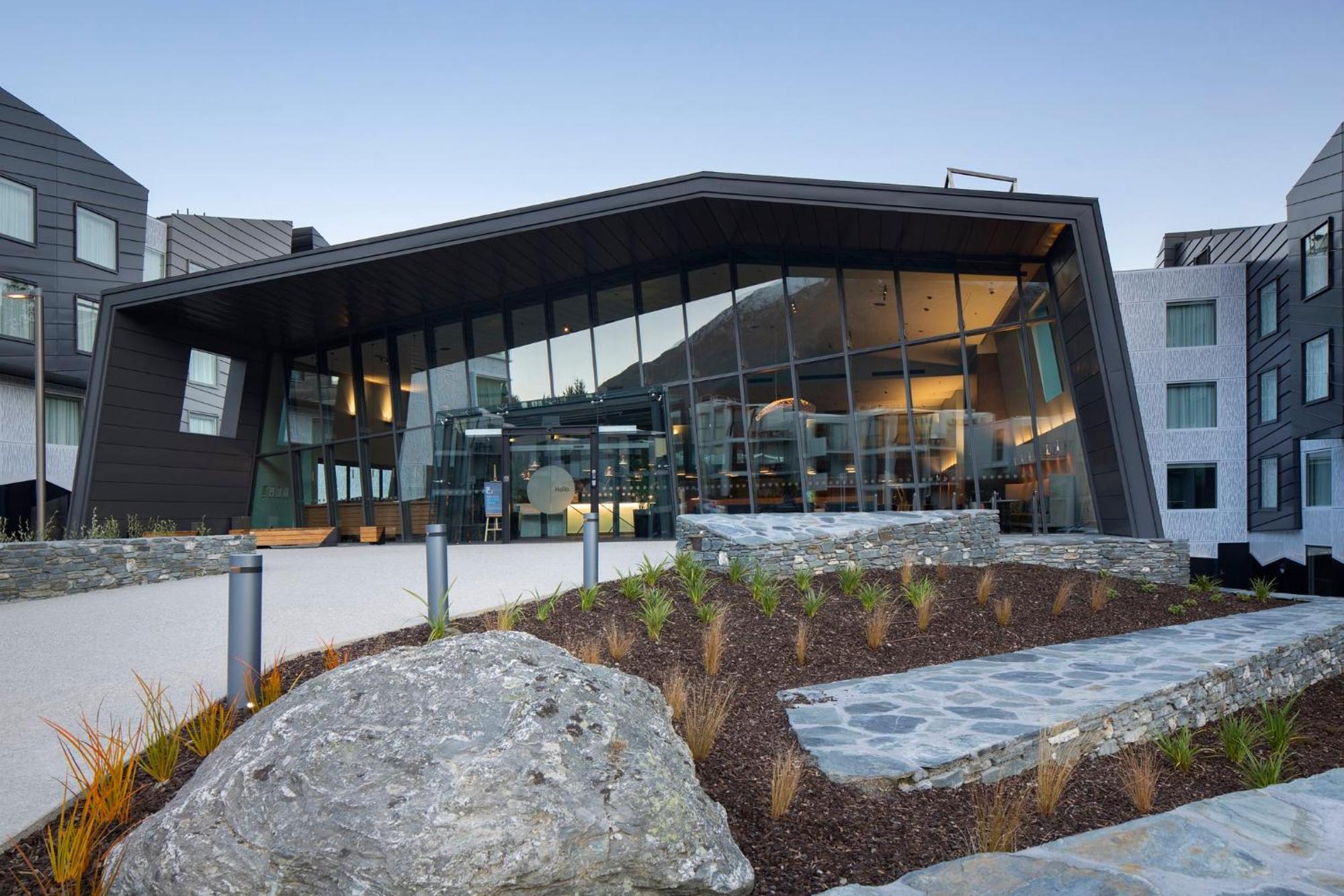 Holiday Inn Express & Suites Queenstown By Ihg Exterior photo