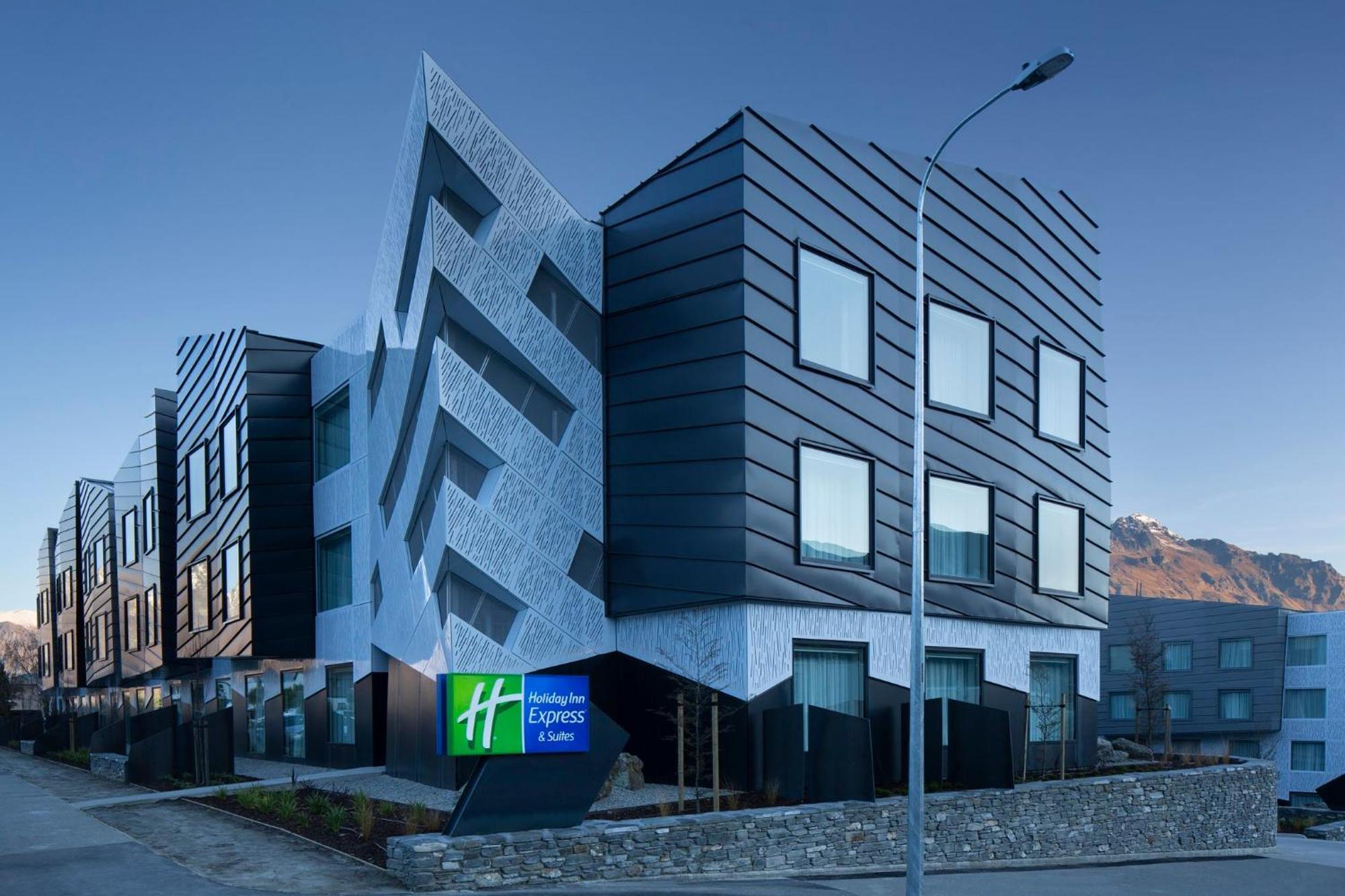 Holiday Inn Express & Suites Queenstown By Ihg Exterior photo