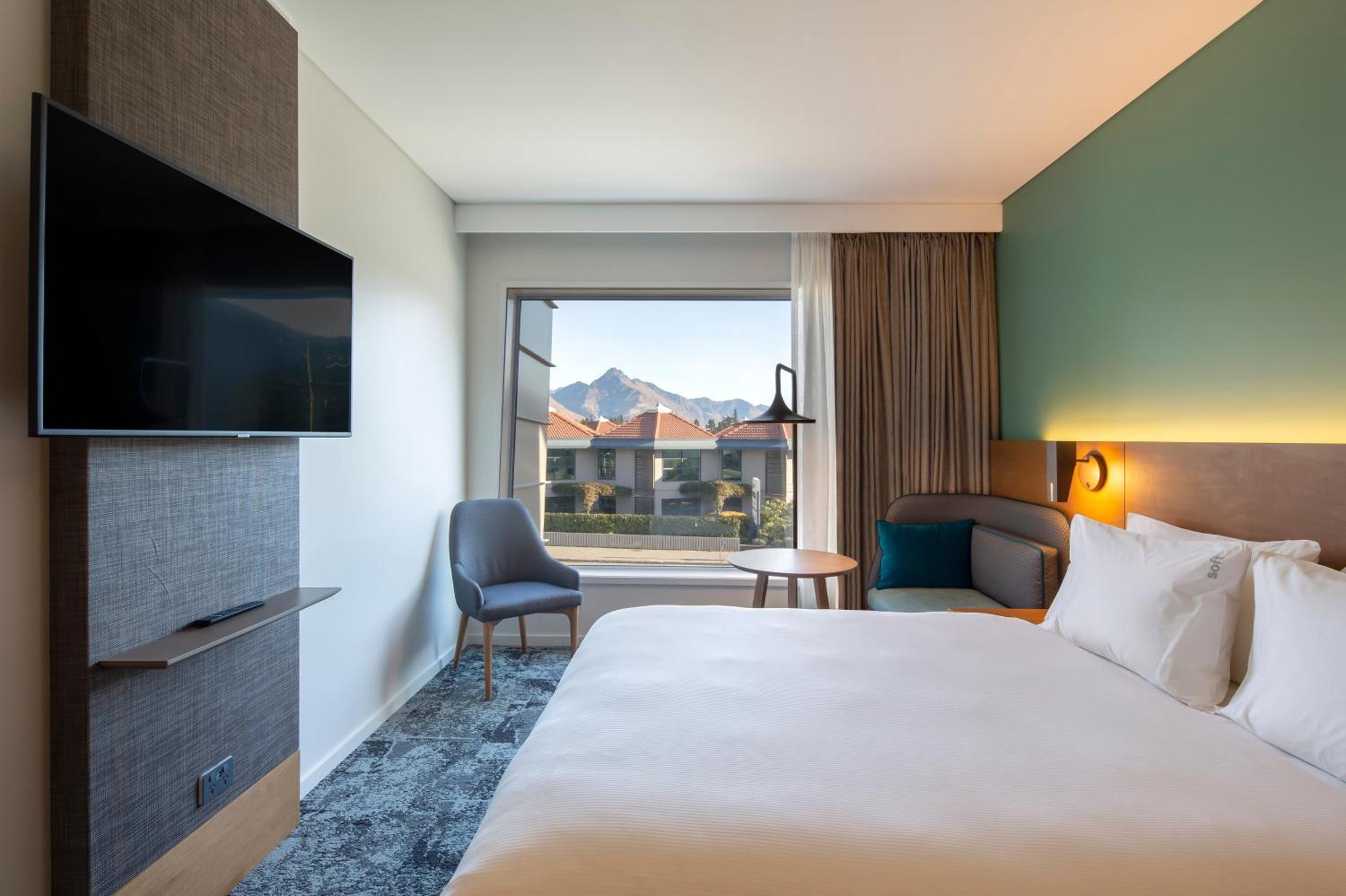 Holiday Inn Express & Suites Queenstown By Ihg Exterior photo