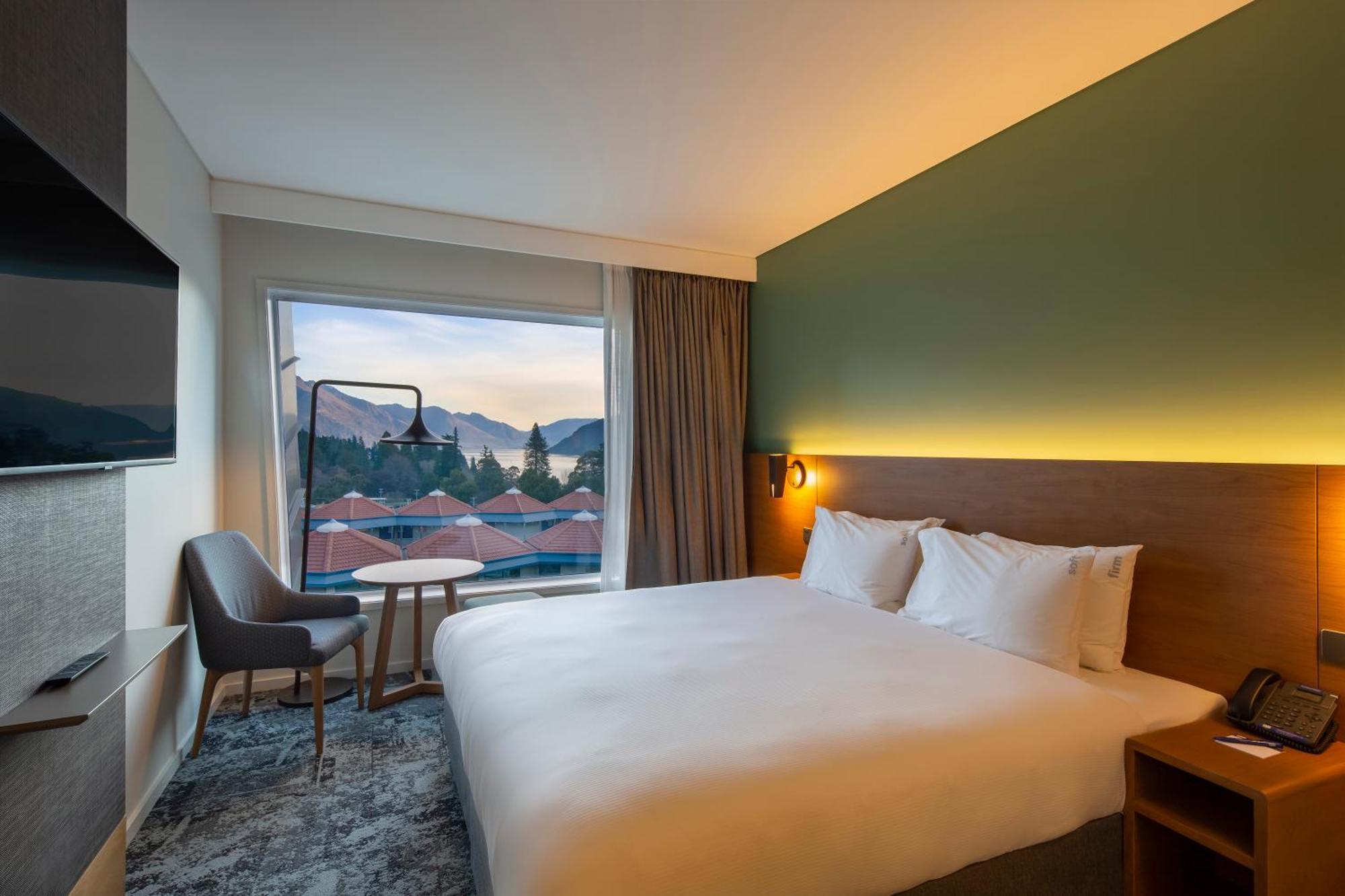 Holiday Inn Express & Suites Queenstown By Ihg Exterior photo