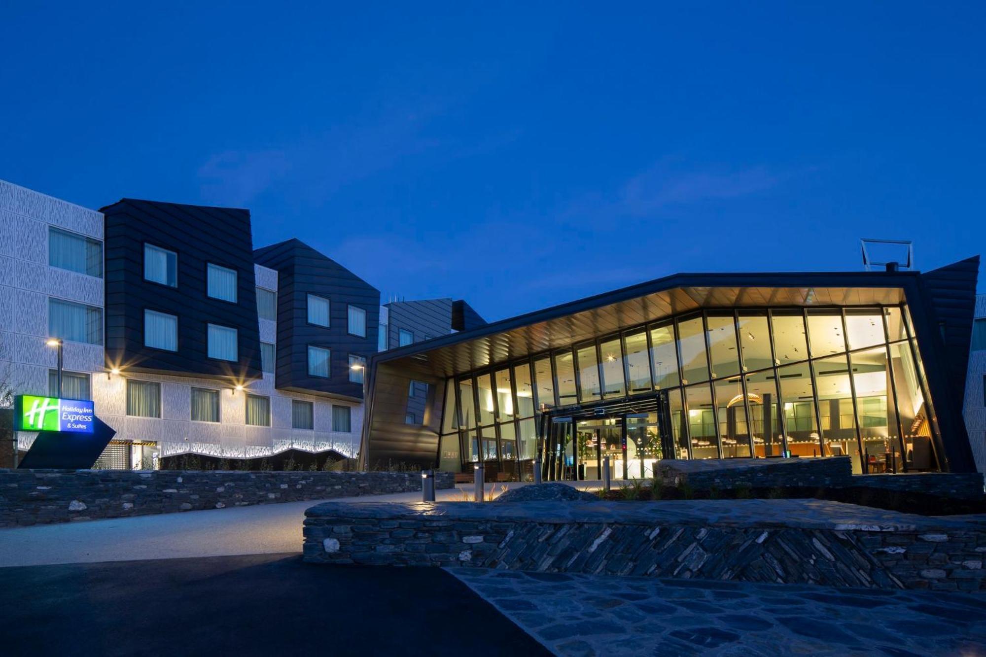 Holiday Inn Express & Suites Queenstown By Ihg Exterior photo