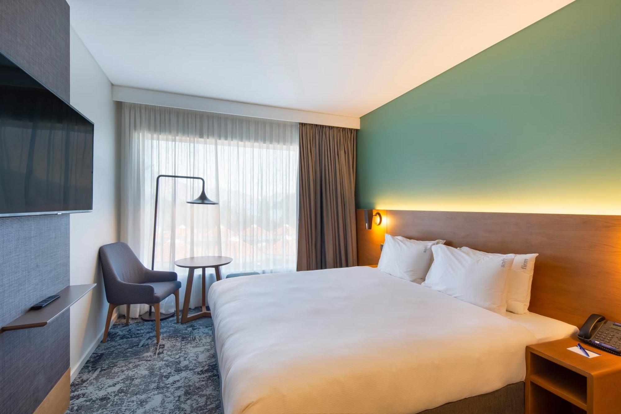 Holiday Inn Express & Suites Queenstown By Ihg Exterior photo