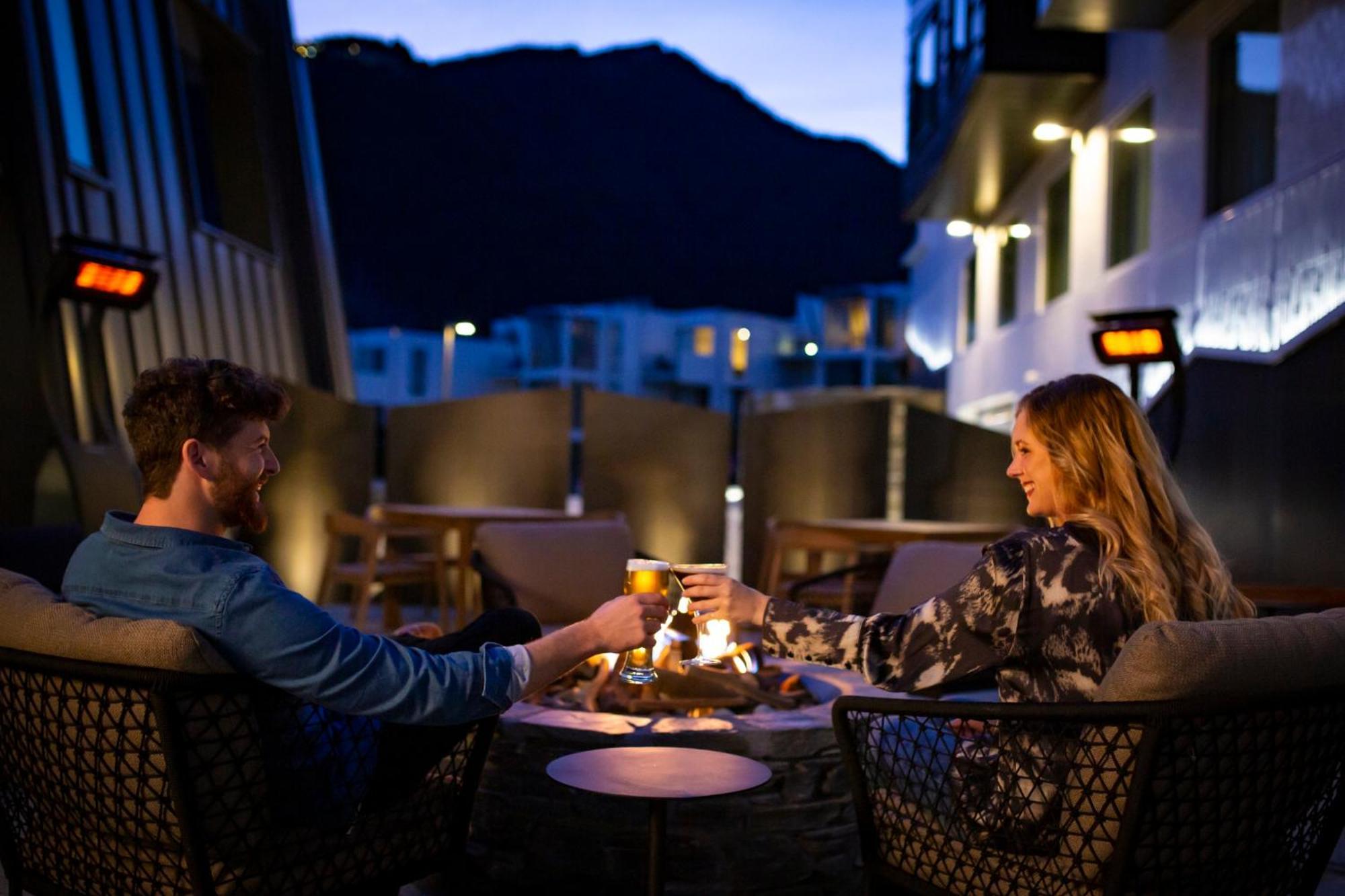 Holiday Inn Express & Suites Queenstown By Ihg Exterior photo