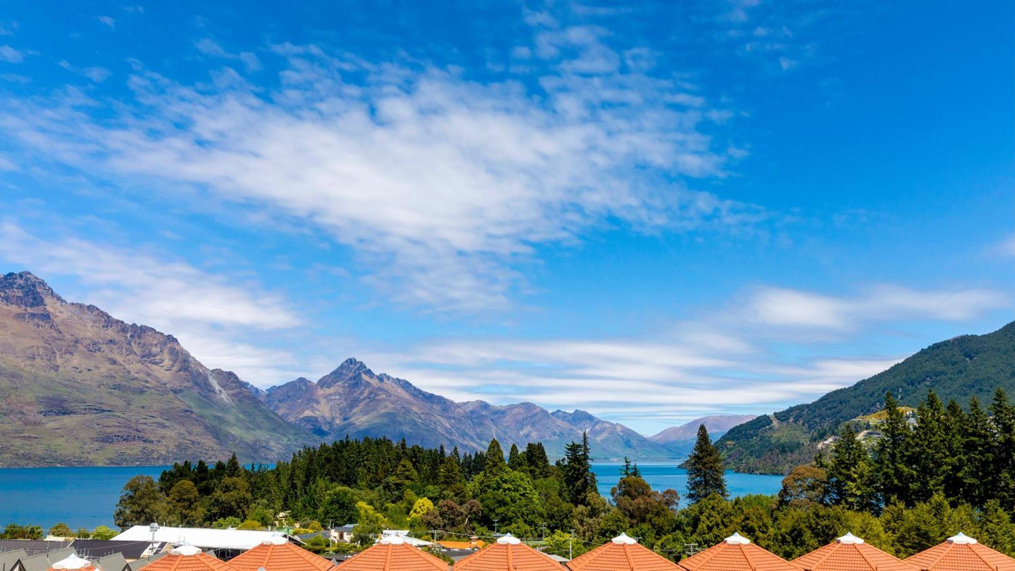 Holiday Inn Express & Suites Queenstown By Ihg Exterior photo
