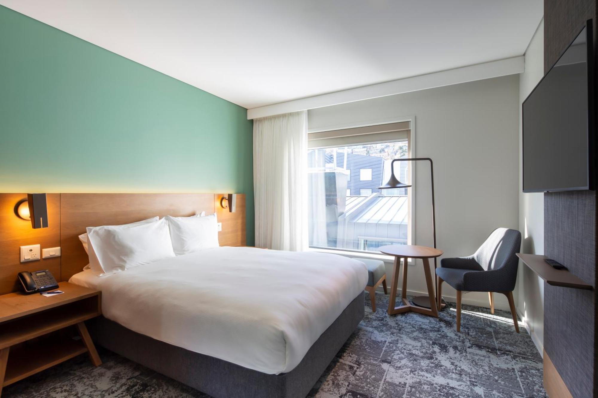 Holiday Inn Express & Suites Queenstown By Ihg Exterior photo