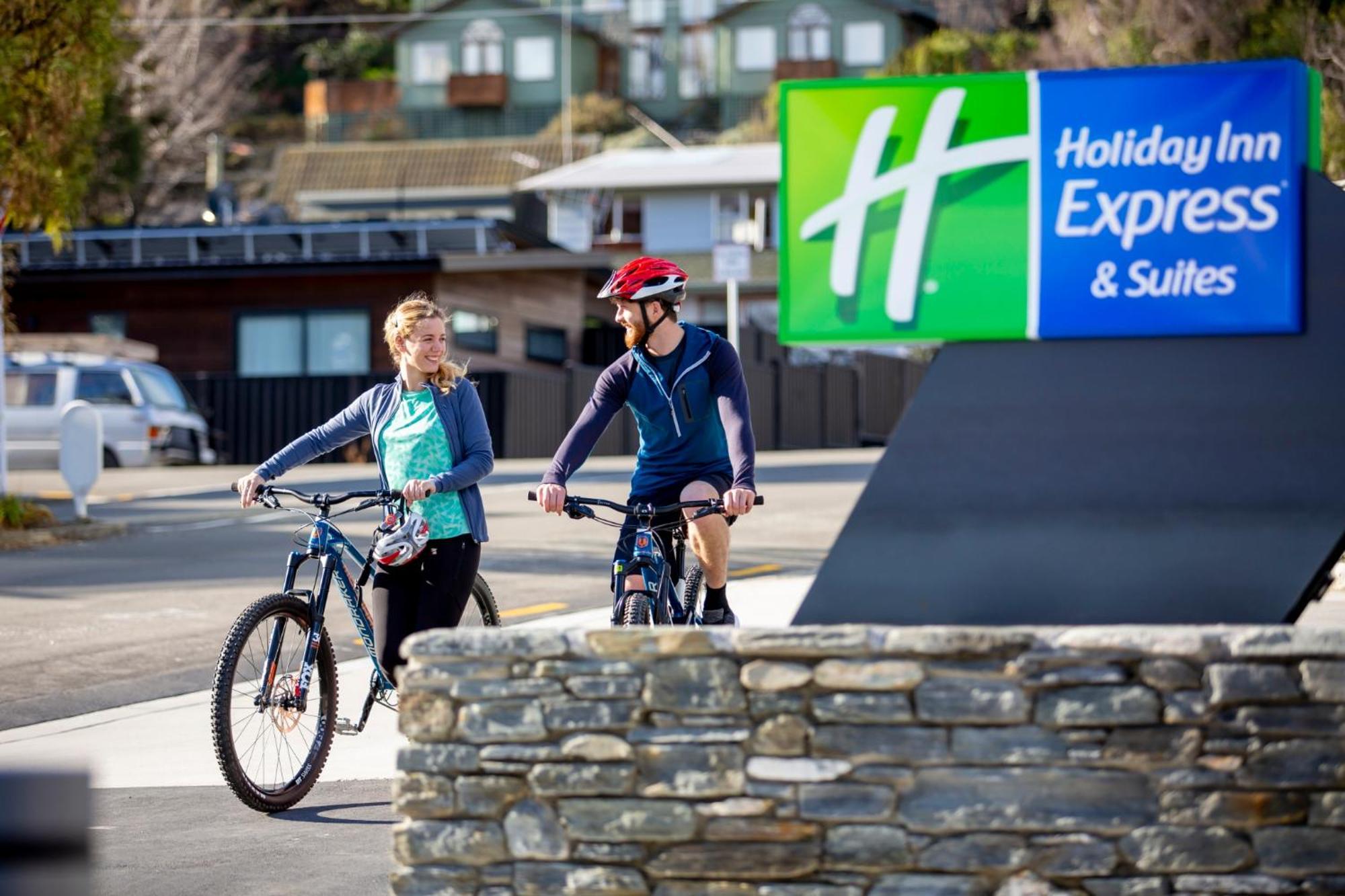 Holiday Inn Express & Suites Queenstown By Ihg Exterior photo