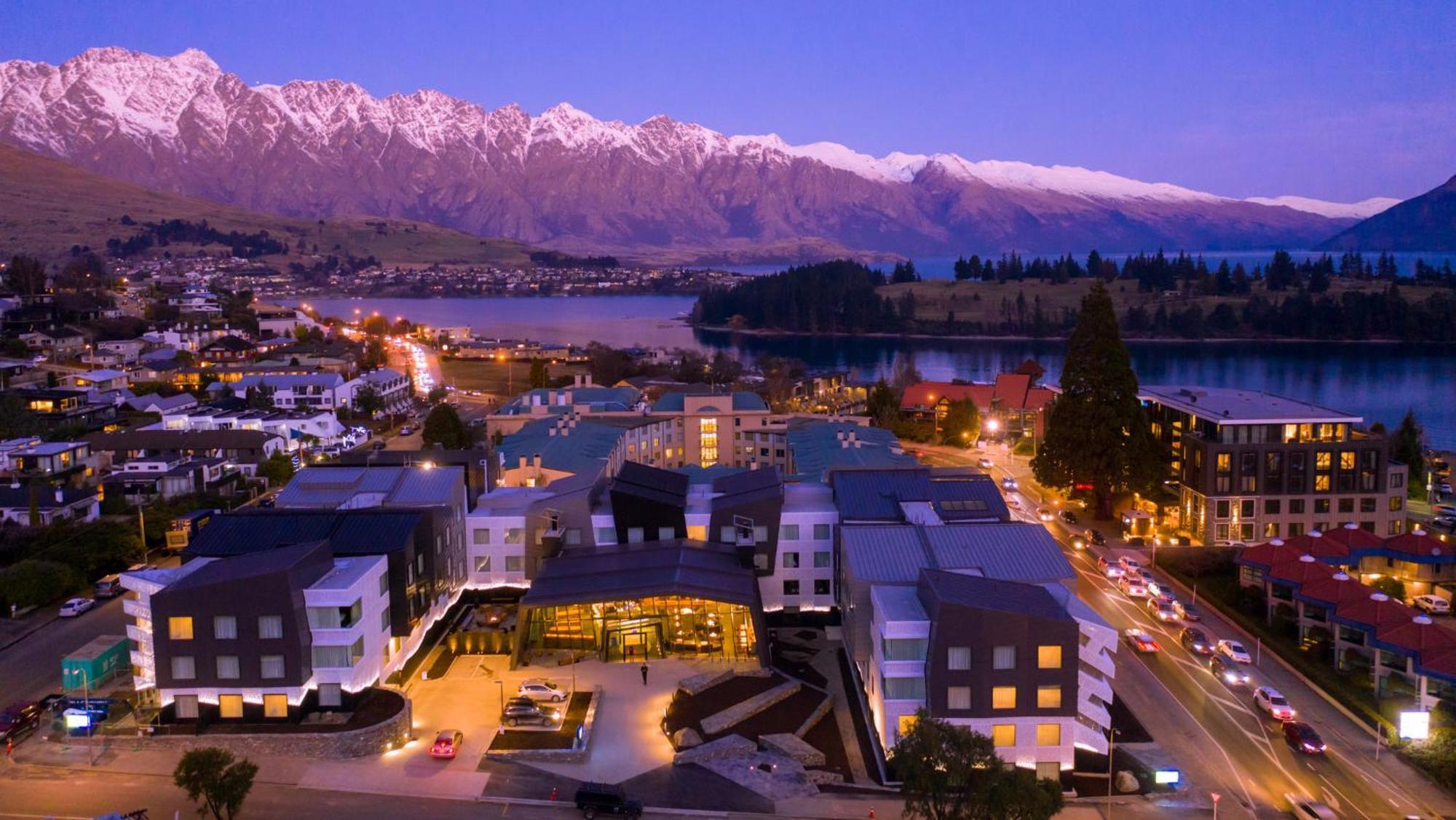 Holiday Inn Express & Suites Queenstown By Ihg Exterior photo