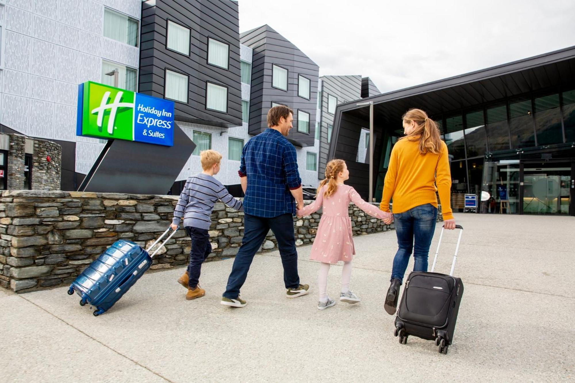 Holiday Inn Express & Suites Queenstown By Ihg Exterior photo